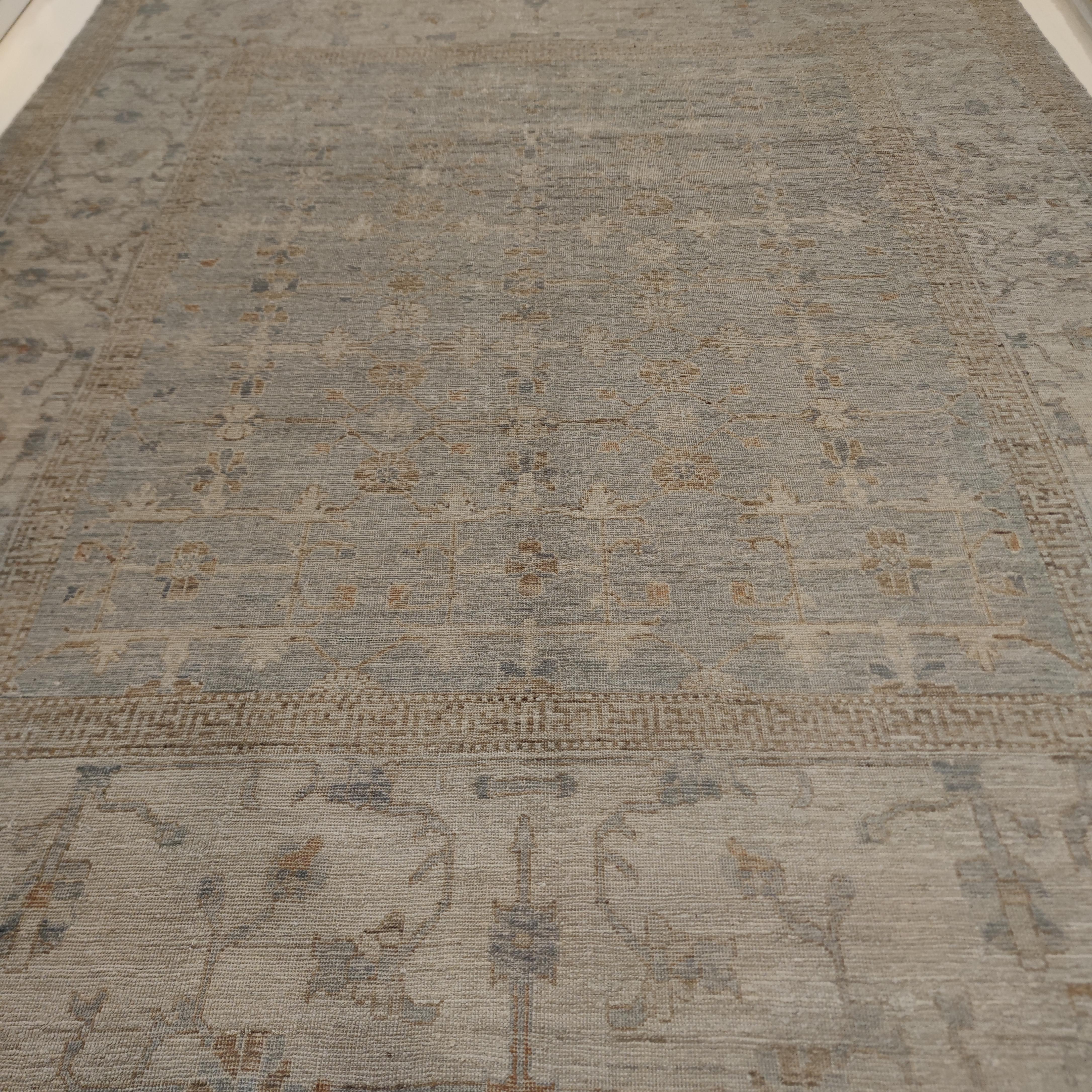 Noué à la main Tapis Yarkand contemporain de style Samarkand avec motif all-over dans des couleurs douces en vente