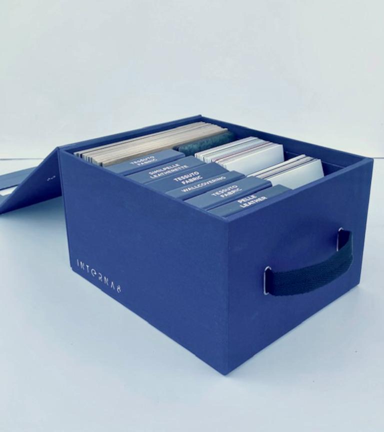 Boîte à échantillons par Interna8.
Cette boîte contient tous les échantillons des finitions des articles de la collection Interna8.
Les échantillons sont un outil utile pour pouvoir voir et toucher la qualité des finitions qui caractérisent les