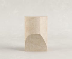 Mesa auxiliar contemporánea de piedra caliza italiana color arena Scolpito