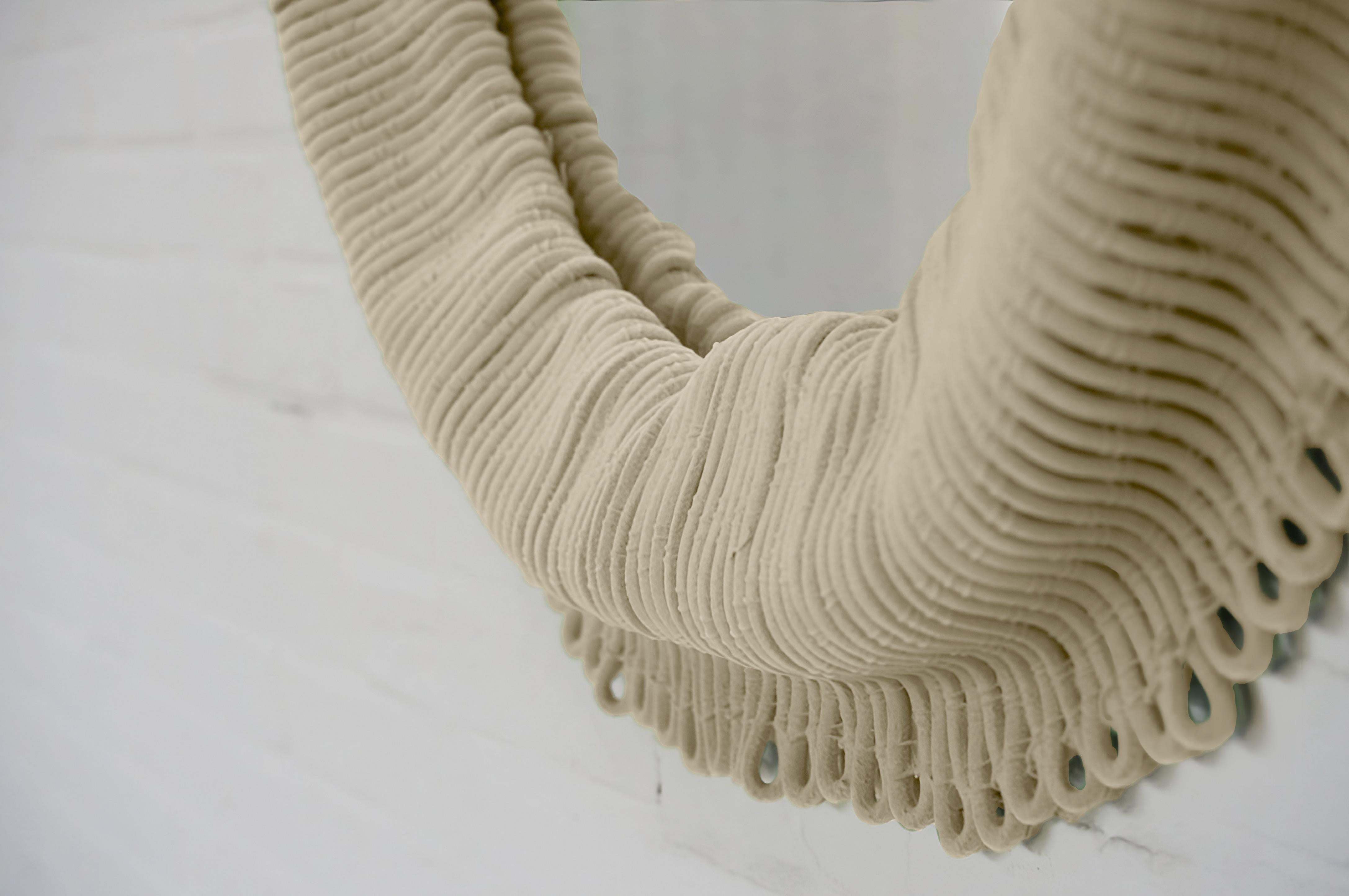 Textile tricoté et tissé à partir de la combinaison d'une corde de polypropylène de haute qualité et d'une corde de parachute qui est sculptée avec de l'époxy pour former une structure composite résistante. Finition avec un revêtement en fibre de