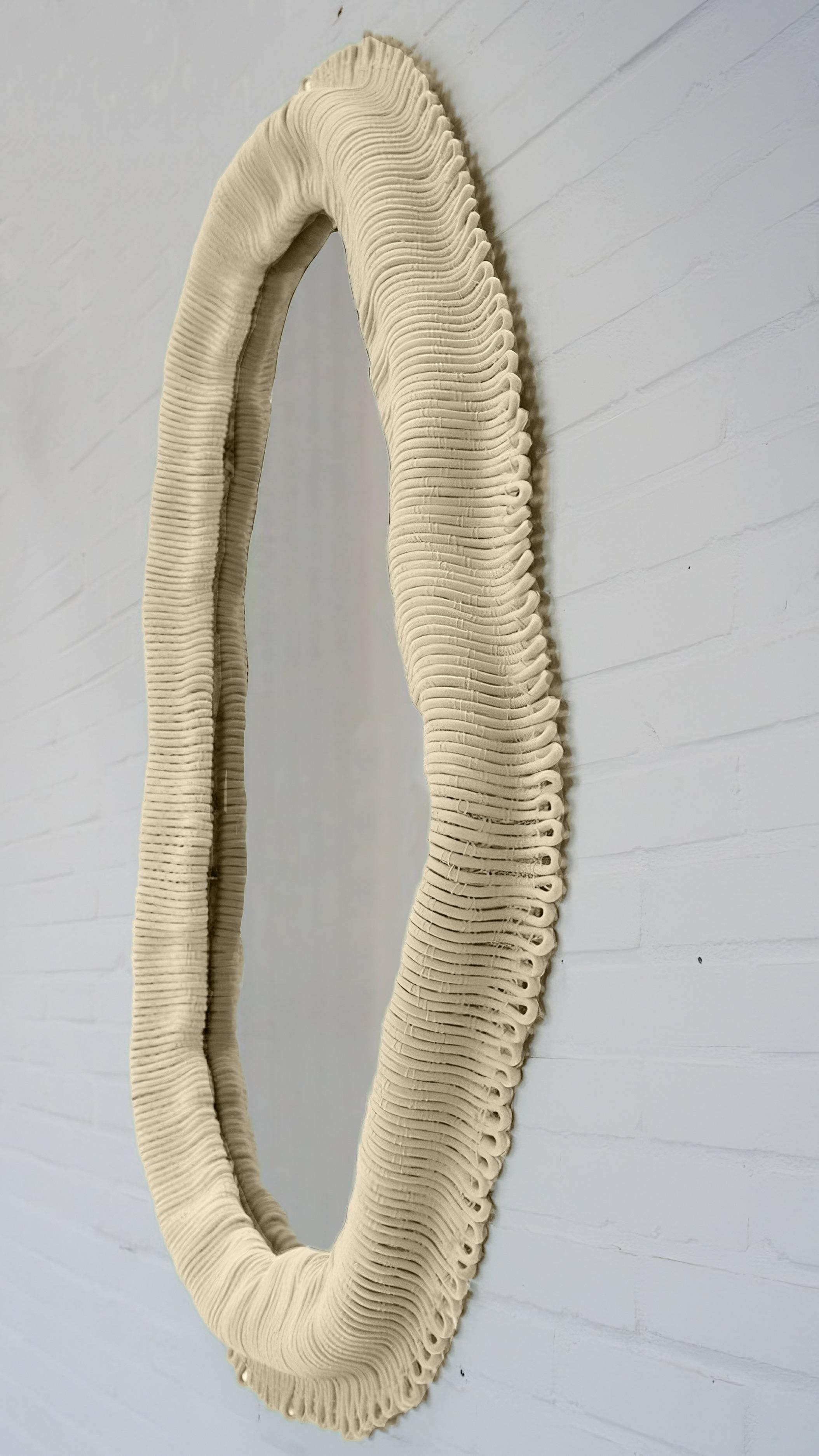 Néerlandais Miroir mural contemporain de couleur sable Cynarina par Sarah Roseman en vente