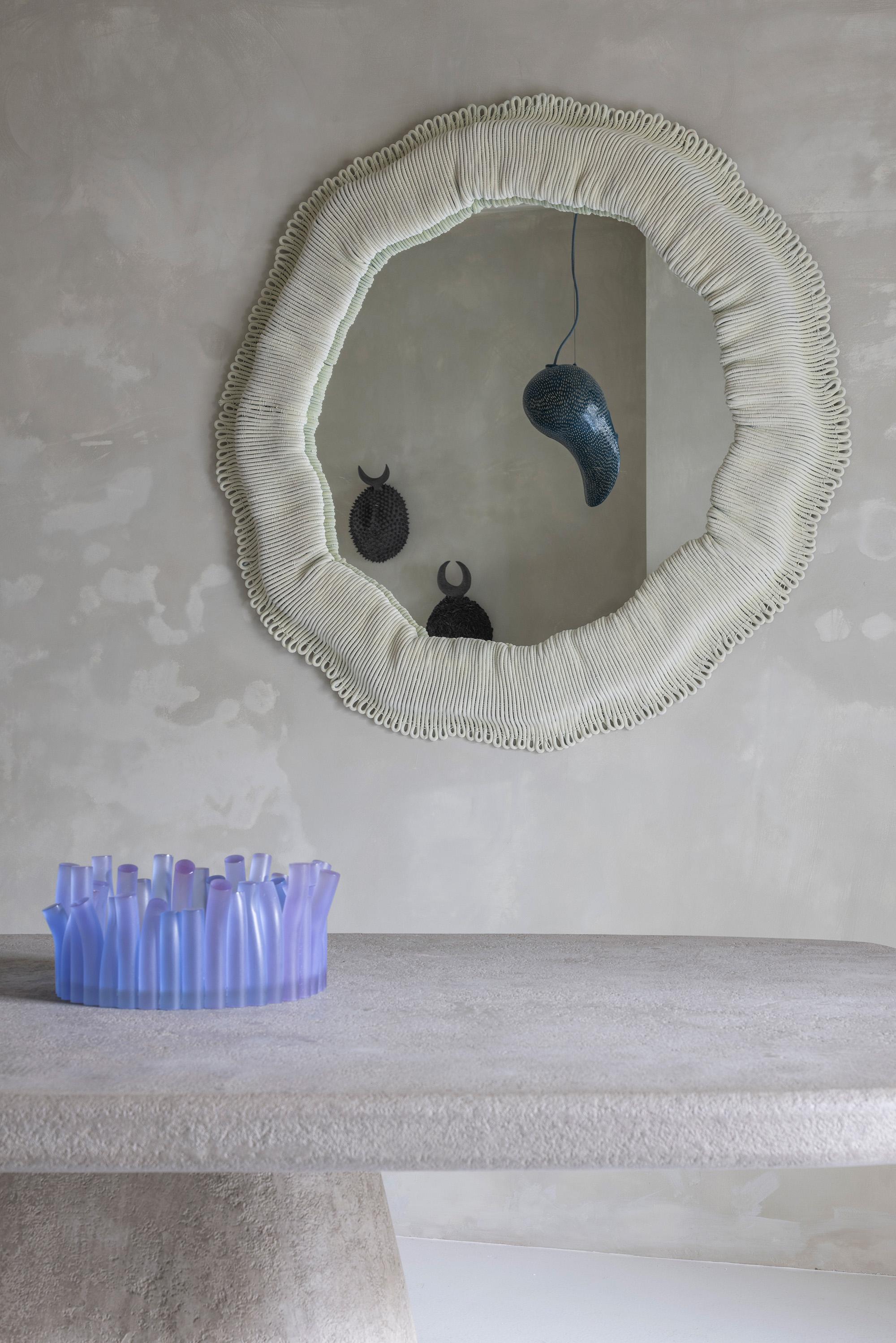 XXIe siècle et contemporain Contemporary Sand (customizable) round Wall Mirror Cynarina by Sarah Roseman en vente