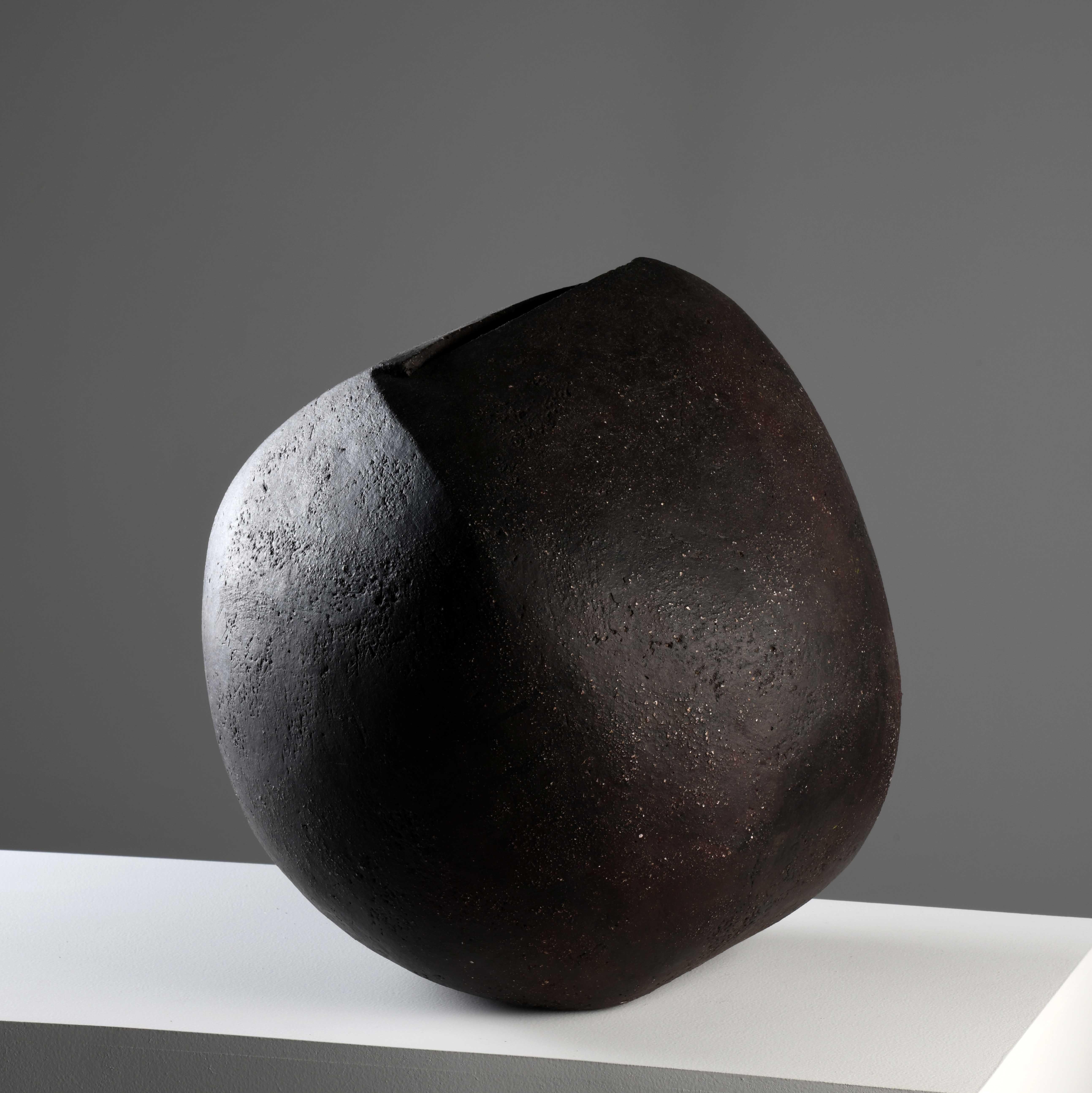 Contemporary sandstone ceramics by a french artist In New Condition For Sale In SAINT-YRIEIX-SUR-CHARENTE, FR