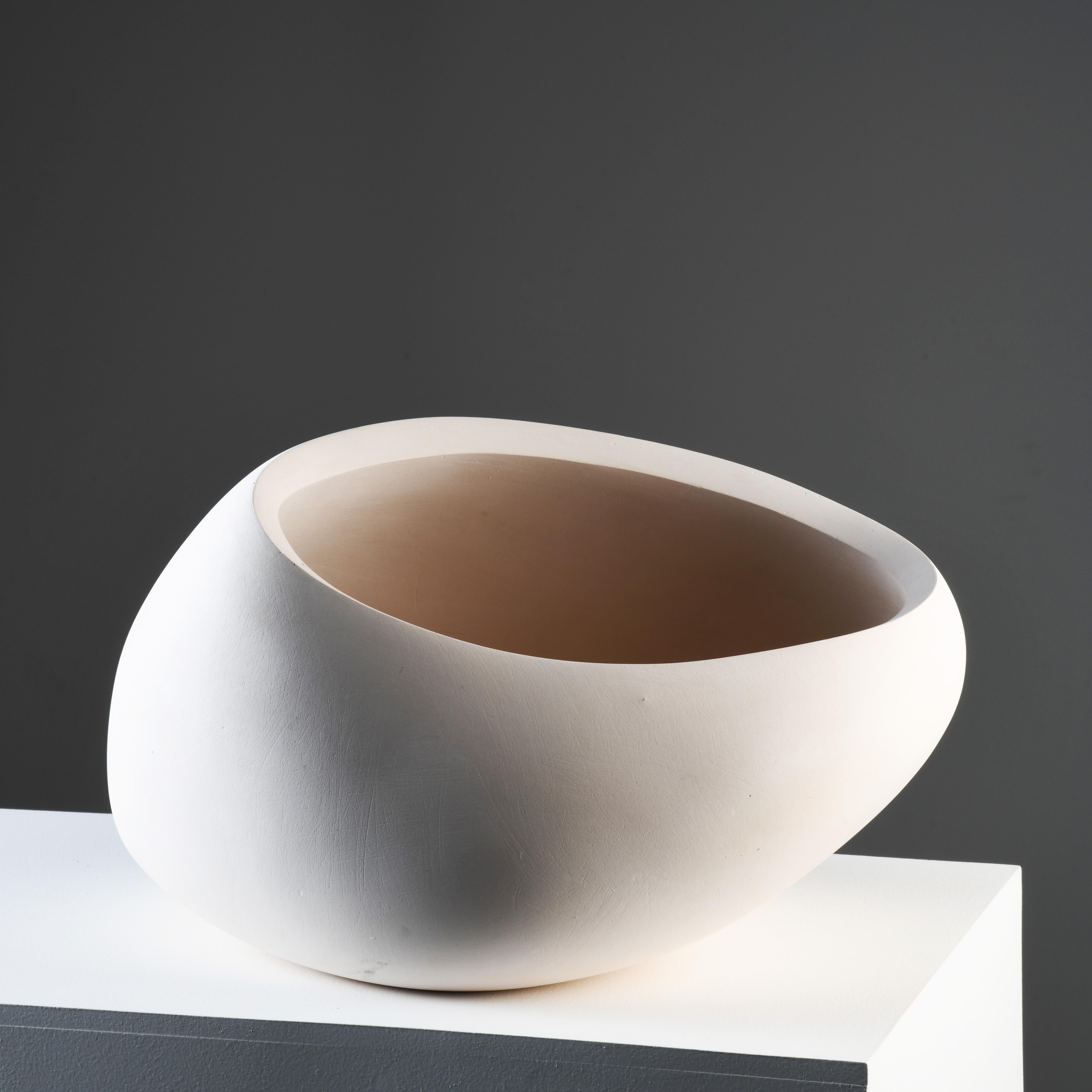 Escultura de cerámica contemporánea de la artista francesa Véra Rybaltchenko. De gres chamota patinado antes de la cocción y cocido en el horno. Véra es una artista prolífica que ha experimentado con una amplia gama de técnicas. Trabaja