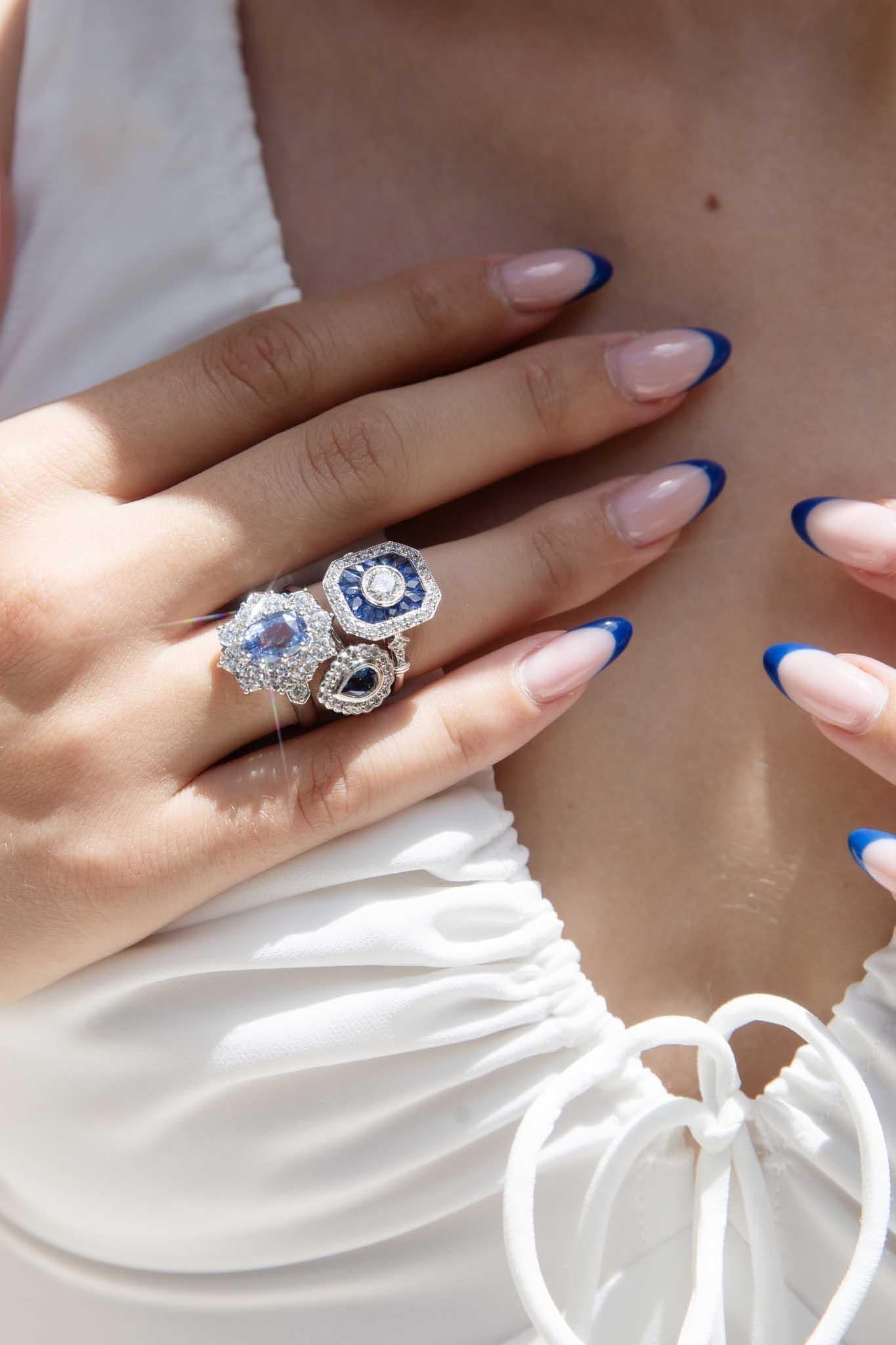 Taglio cuscino Anello contemporaneo con zaffiro e diamante da 1,14 carati di ispirazione Art Deco in oro bianco 18 carati in vendita