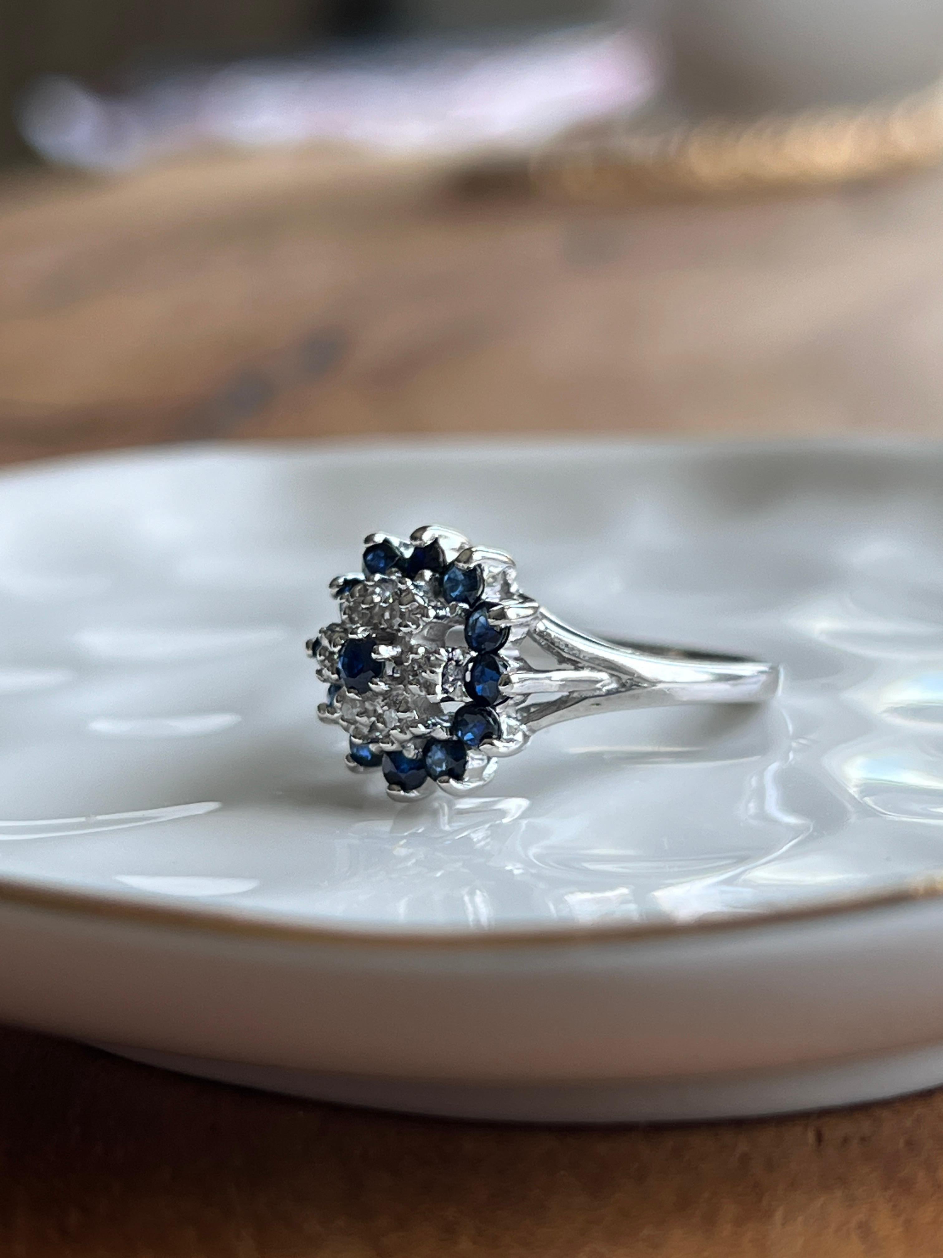 Contemporain Contemporary Sapphire and Diamond 14k White Gold Cluster Ring en vente