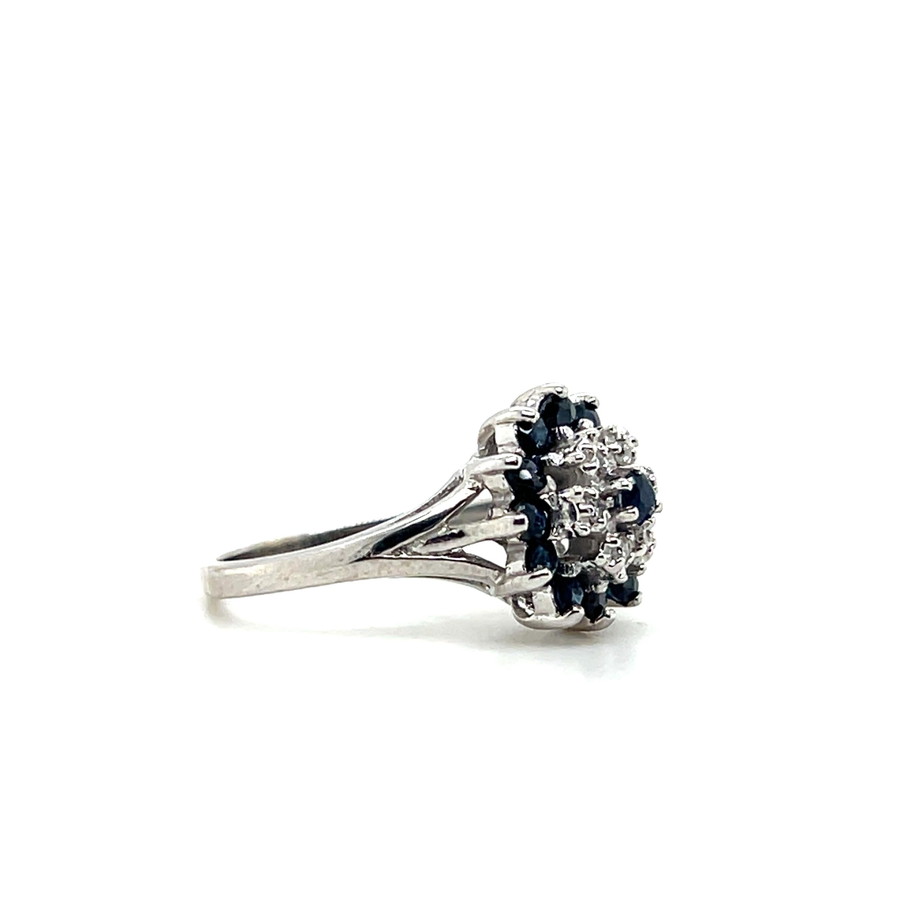 Contemporary Sapphire and Diamond 14k White Gold Cluster Ring Unisexe en vente