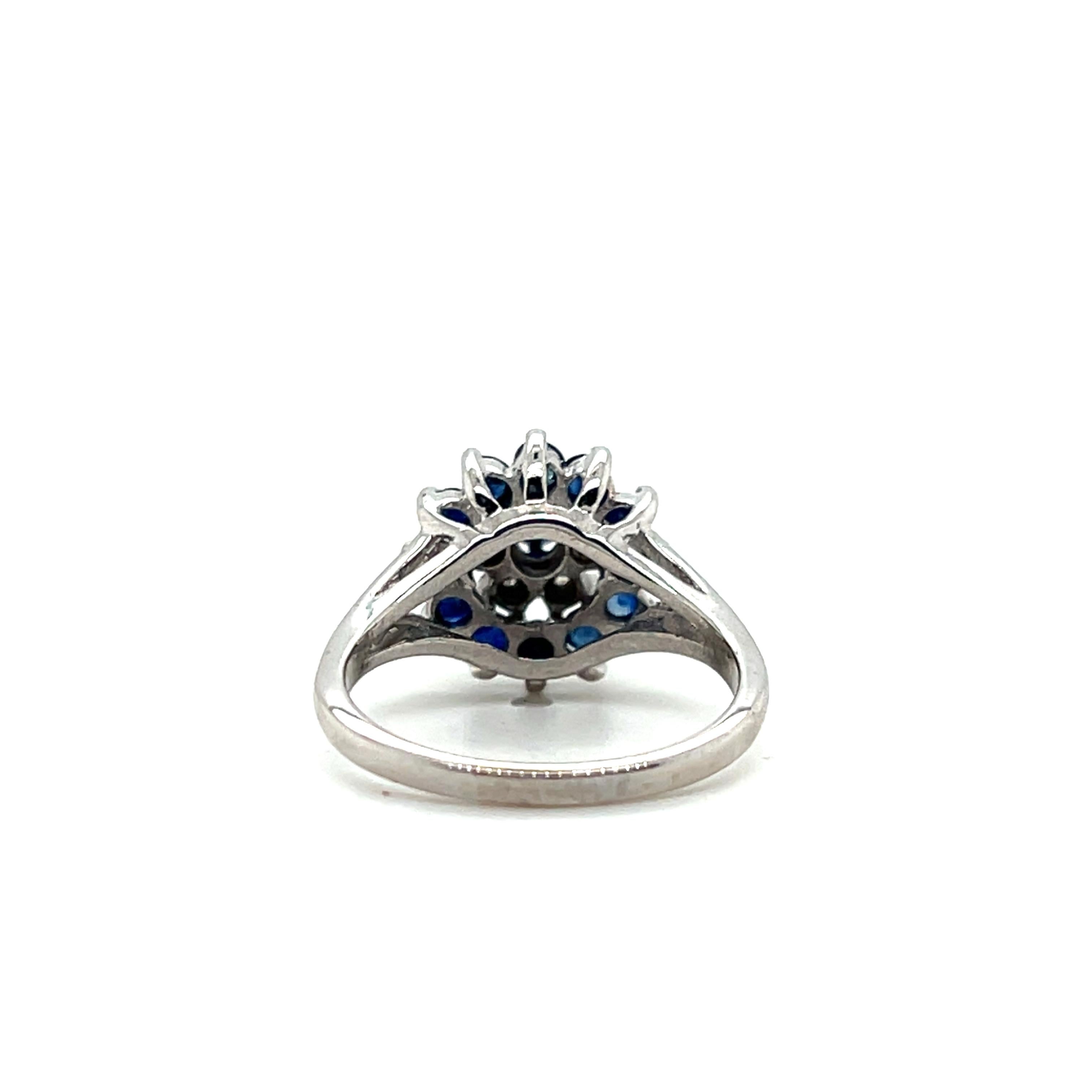 Contemporary Sapphire and Diamond 14k White Gold Cluster Ring en vente 1