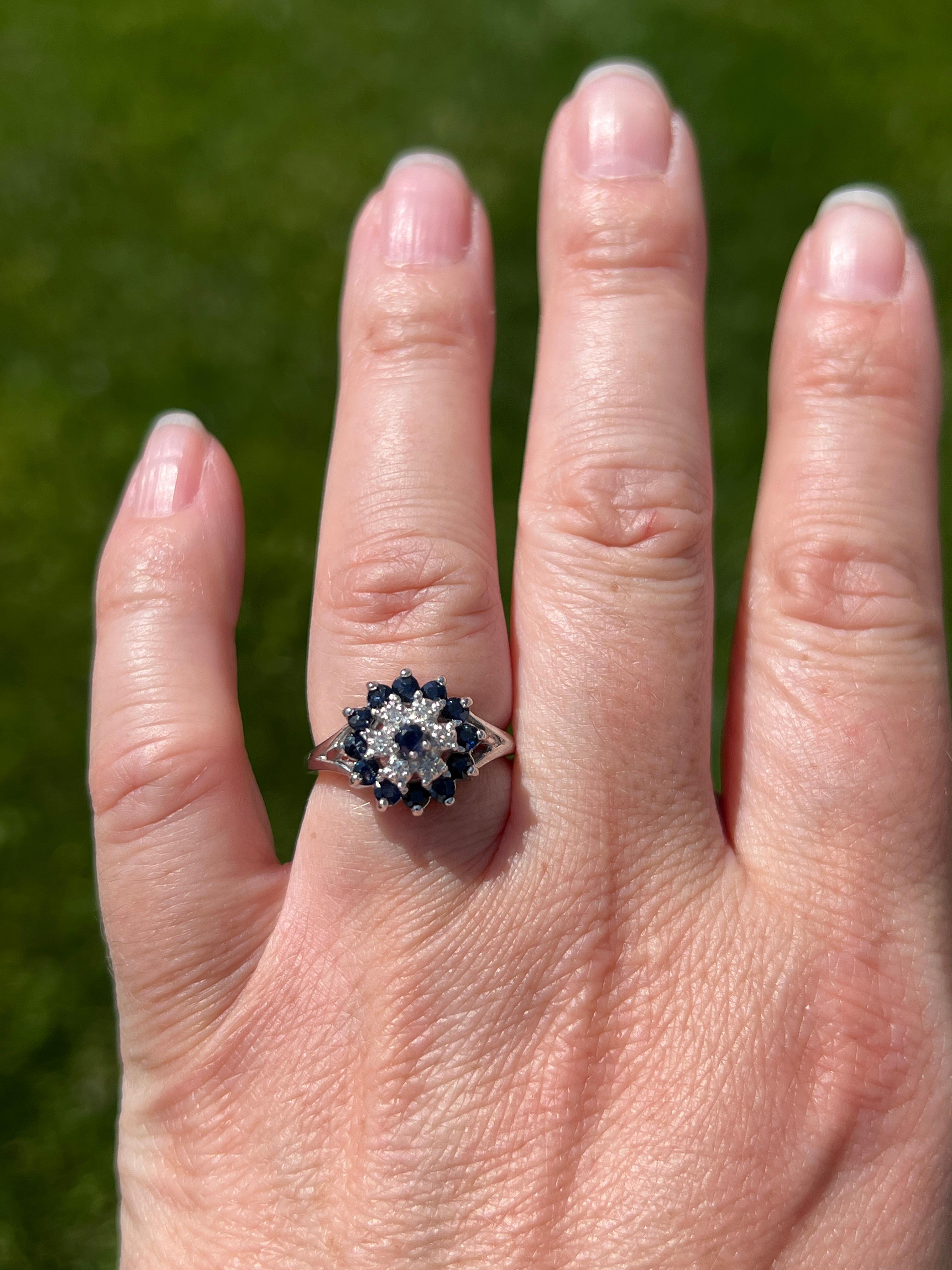 Contemporary Sapphire and Diamond 14k White Gold Cluster Ring en vente 2