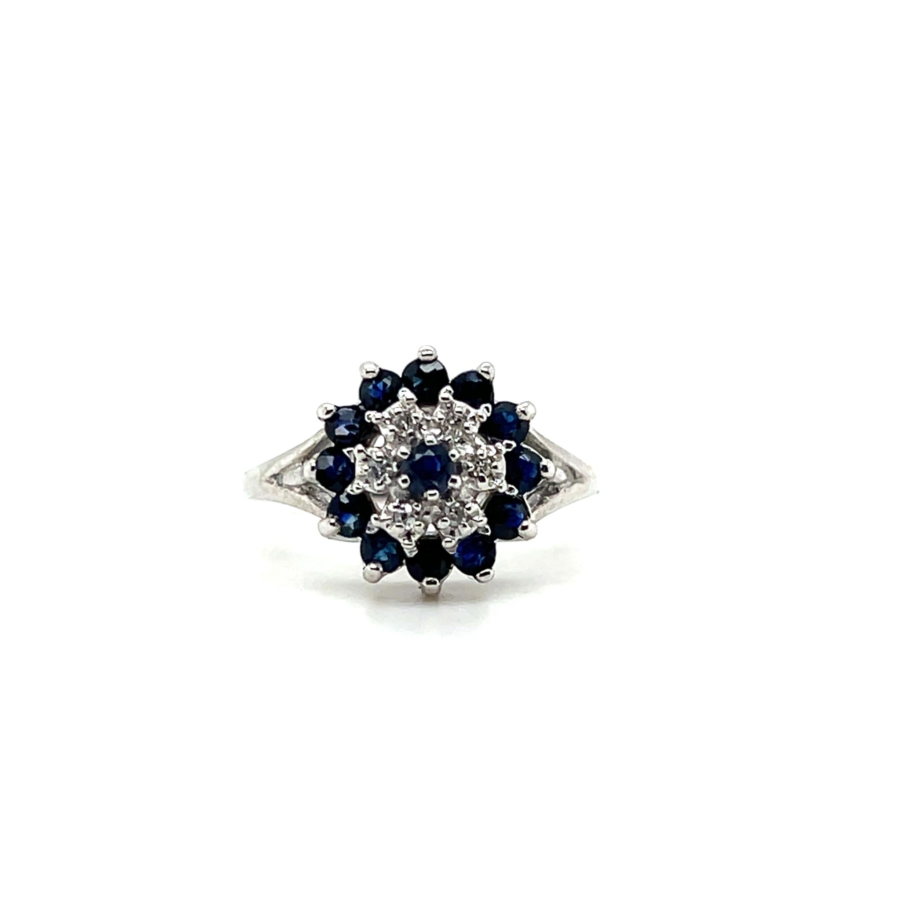 Contemporary Sapphire and Diamond 14k White Gold Cluster Ring en vente