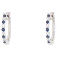 Pendientes de aro contemporáneos de zafiro y diamantes en oro blanco