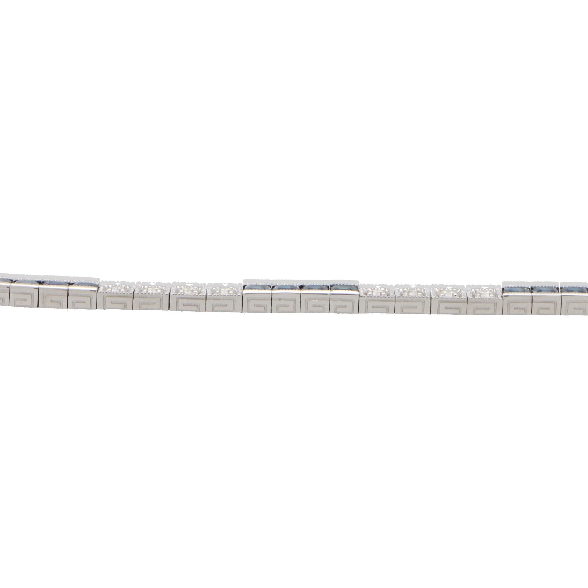 Bracciale tennis contemporaneo con linea di zaffiri e diamanti in oro bianco 18 ct. In condizioni ottime in vendita a London, GB