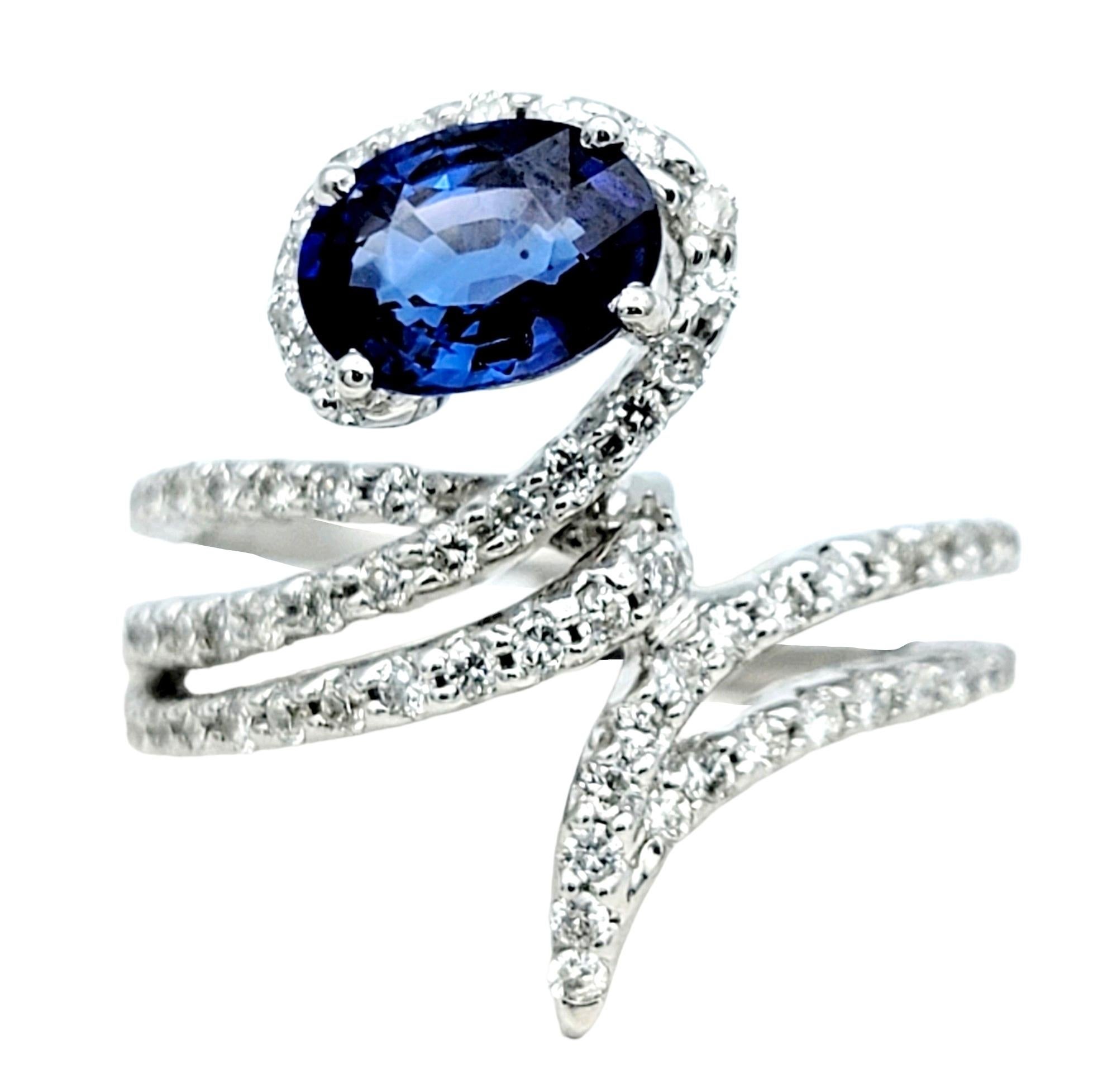 Ringgröße: 6.25

Unser exquisiter zeitgenössischer Saphir- und Diamant-Bypass-Ring ist eine wahre Verkörperung von Eleganz und moderner Anziehungskraft. Dieser Ring aus glänzendem 18-karätigem Weißgold verbindet Raffinesse mit einem Hauch von