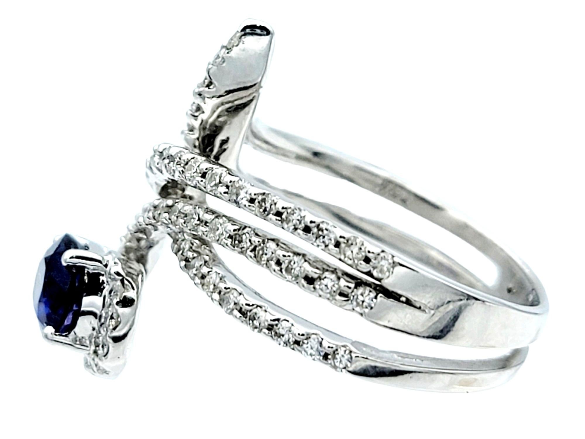 Contemporary Sapphire and Diamond Split Shank Bypass Wrap Ring aus 18 Karat Gold (Ovalschliff) im Angebot