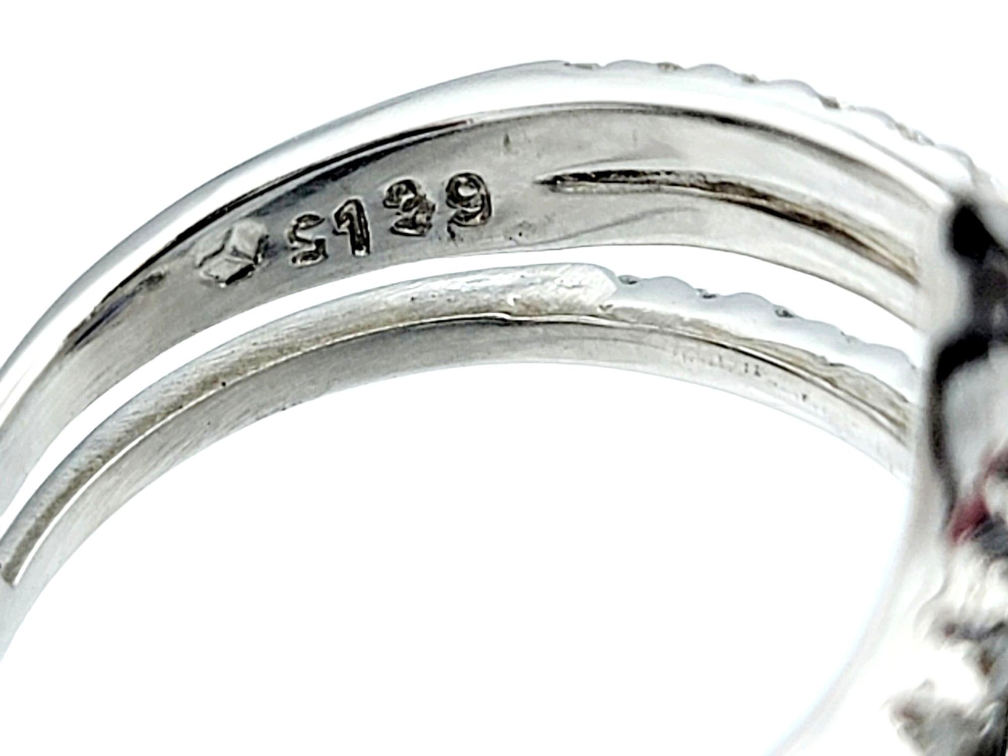 Contemporary Sapphire and Diamond Split Shank Bypass Wrap Ring aus 18 Karat Gold Damen im Angebot