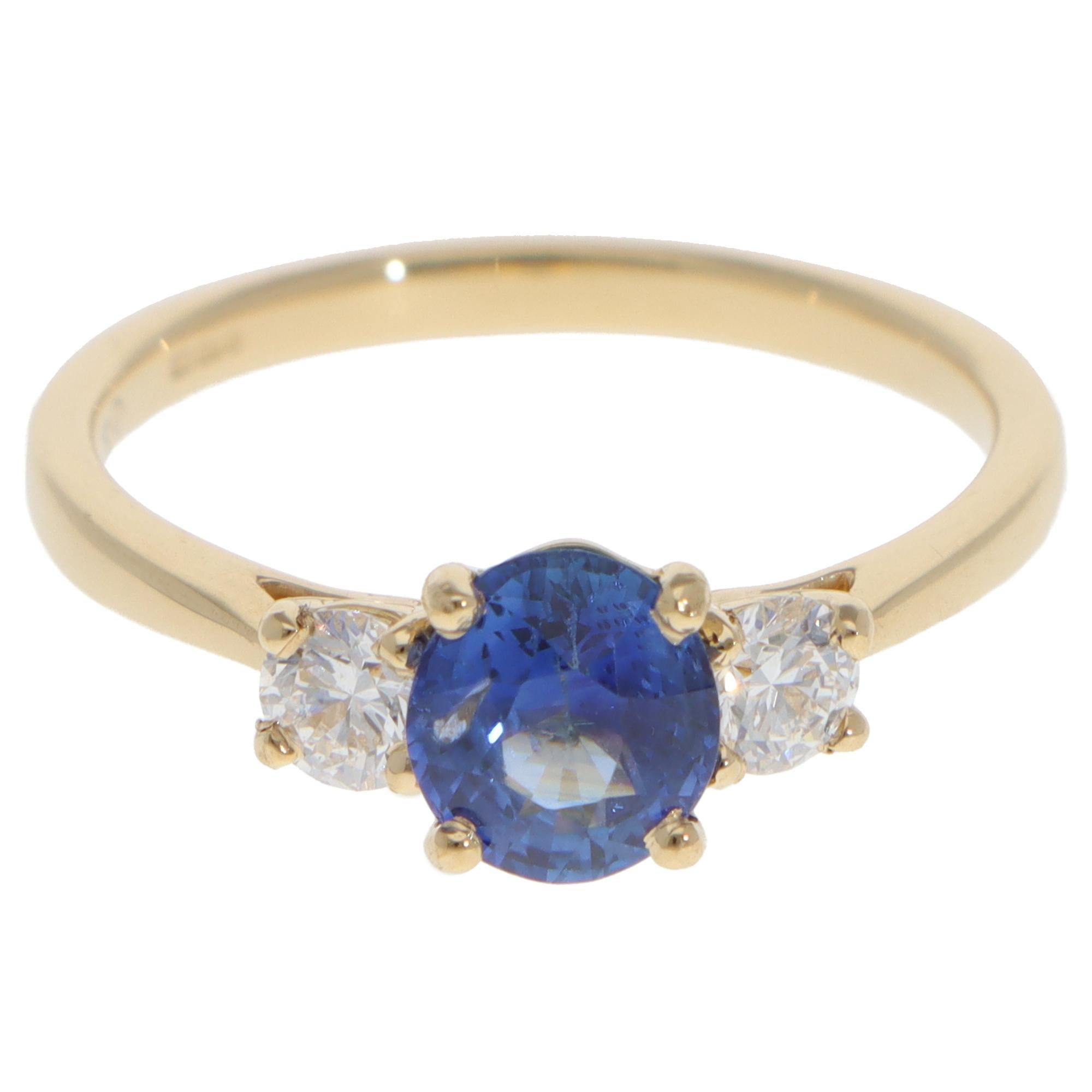 Un bellissimo anello contemporaneo con zaffiro e diamante a tre pietre in oro giallo 18 carati.

L'anello è composto da uno zaffiro blu ovale a taglio misto centrale e da 2 diamanti rotondi a taglio brillante laterali. Sono incastonati in modo