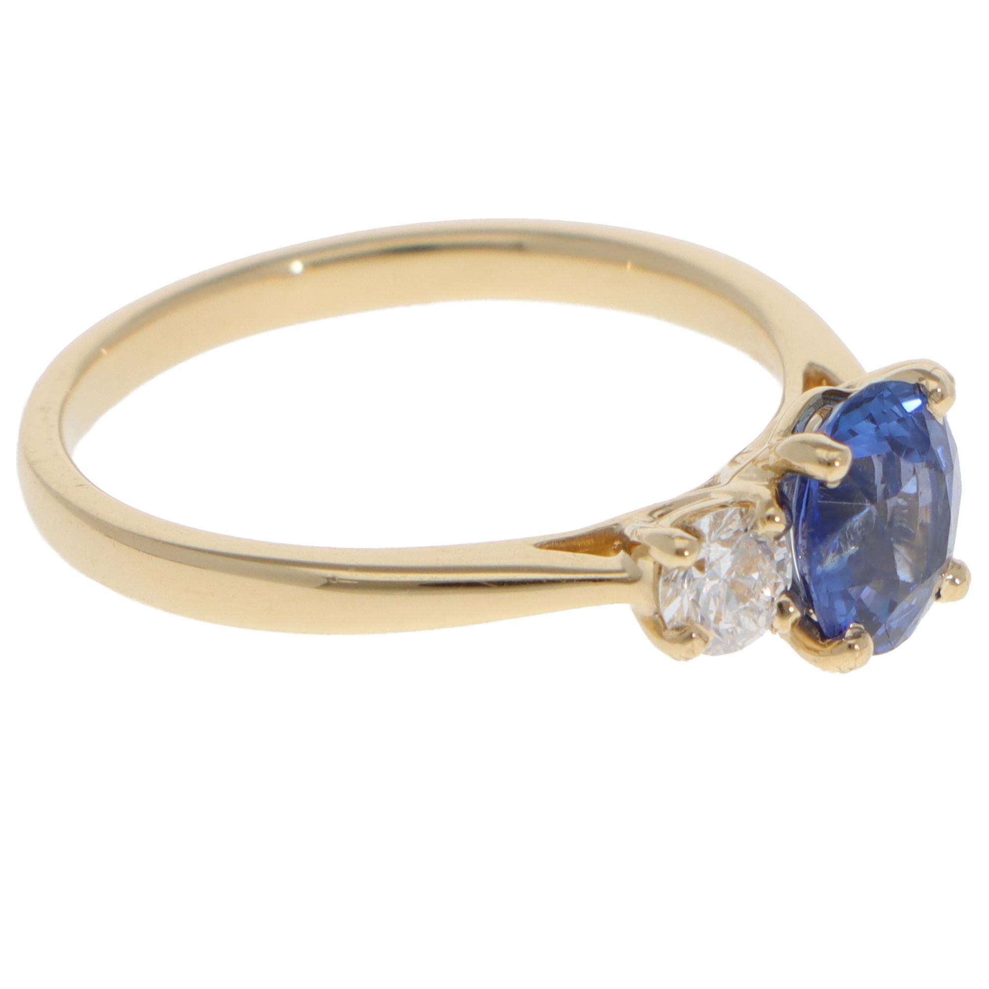 Moderno Anello a tre pietre con zaffiro e diamante in stile contemporaneo in vendita