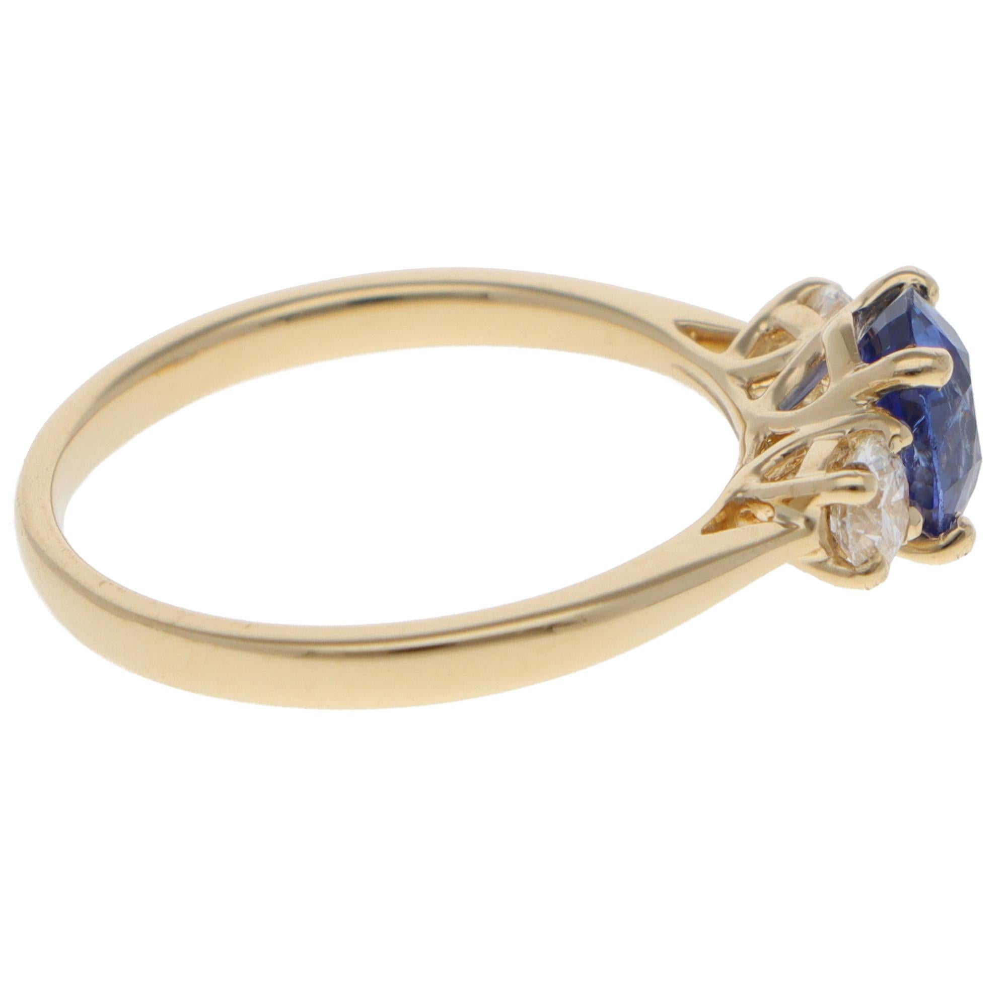 Taglio ovale Anello a tre pietre con zaffiro e diamante in stile contemporaneo in vendita