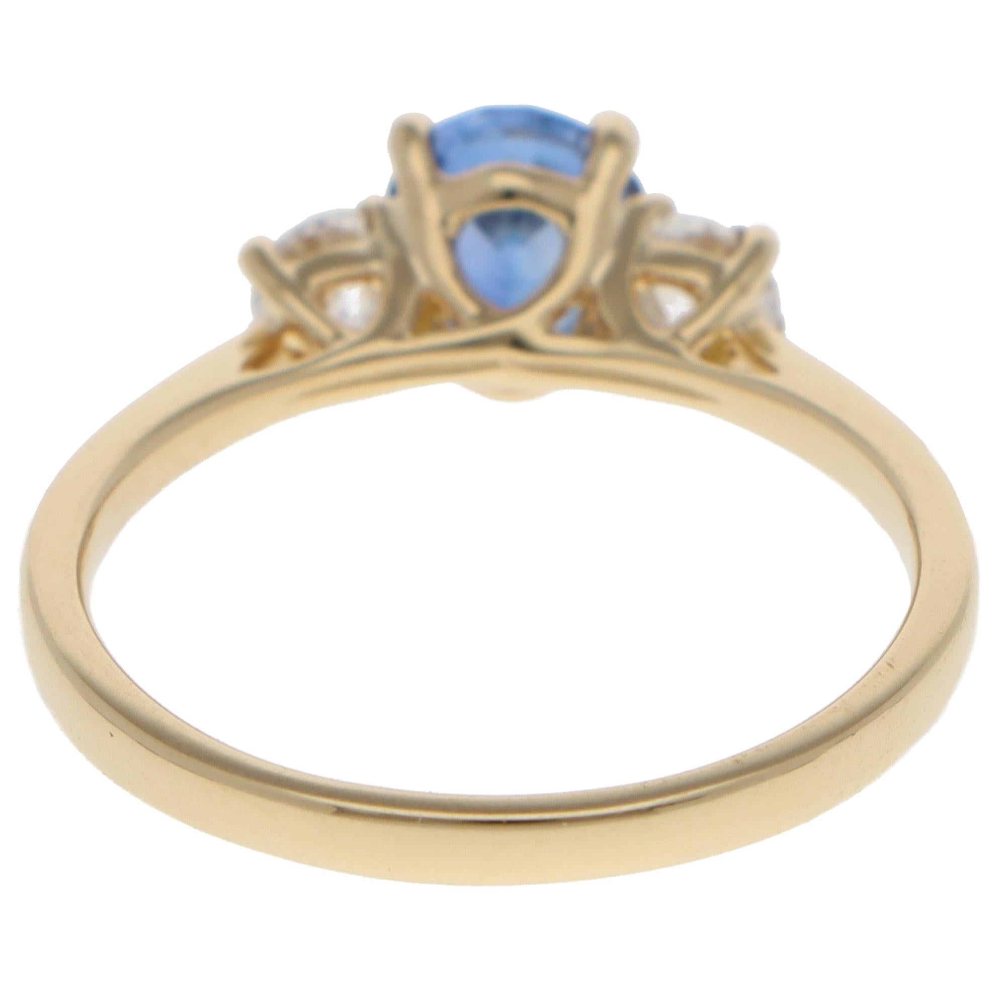 Anello a tre pietre con zaffiro e diamante in stile contemporaneo In condizioni Nuovo in vendita a London, GB