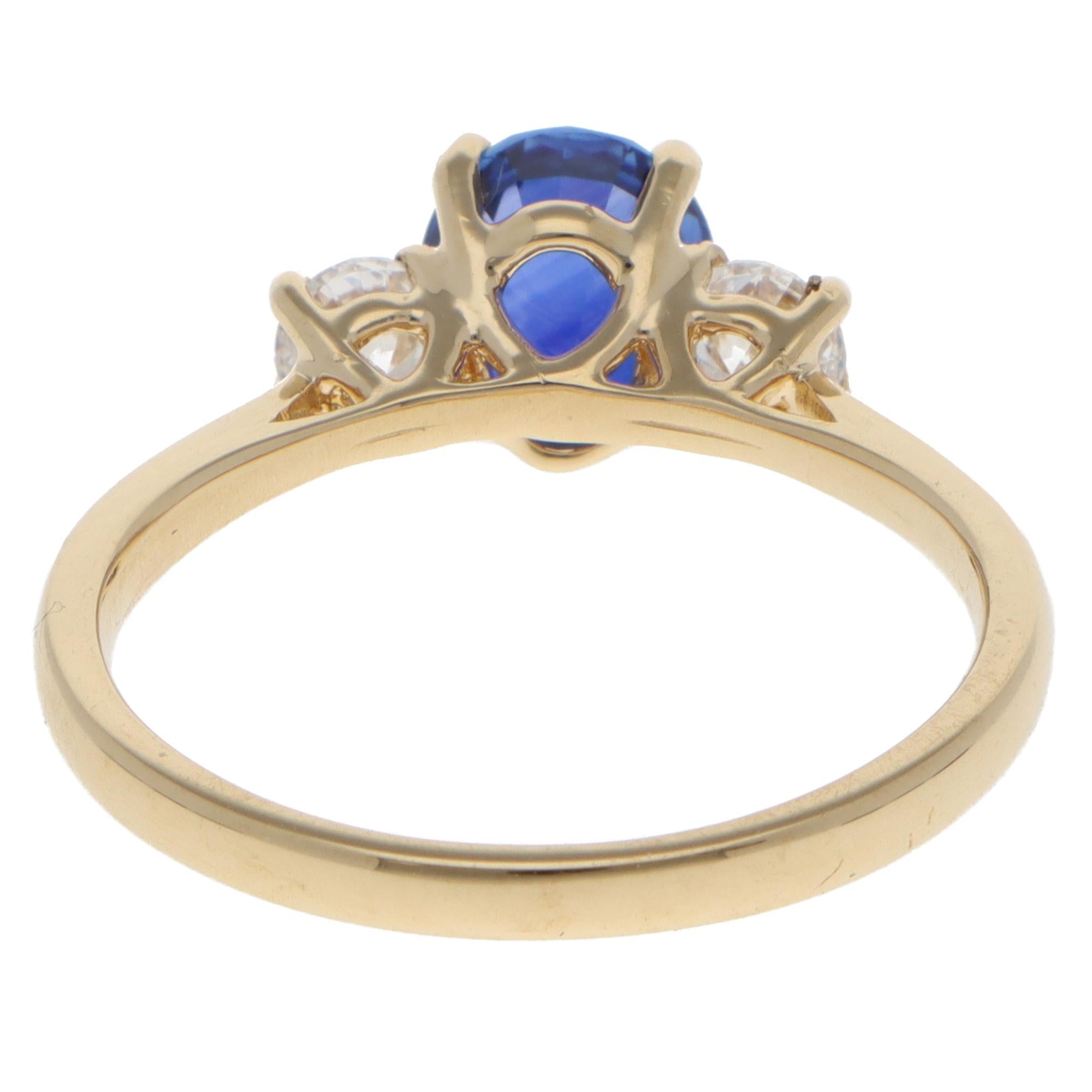 Contemporary Sapphire and Diamond Three Stone Ring in Yellow Gold In New Condition For Sale In London, GB