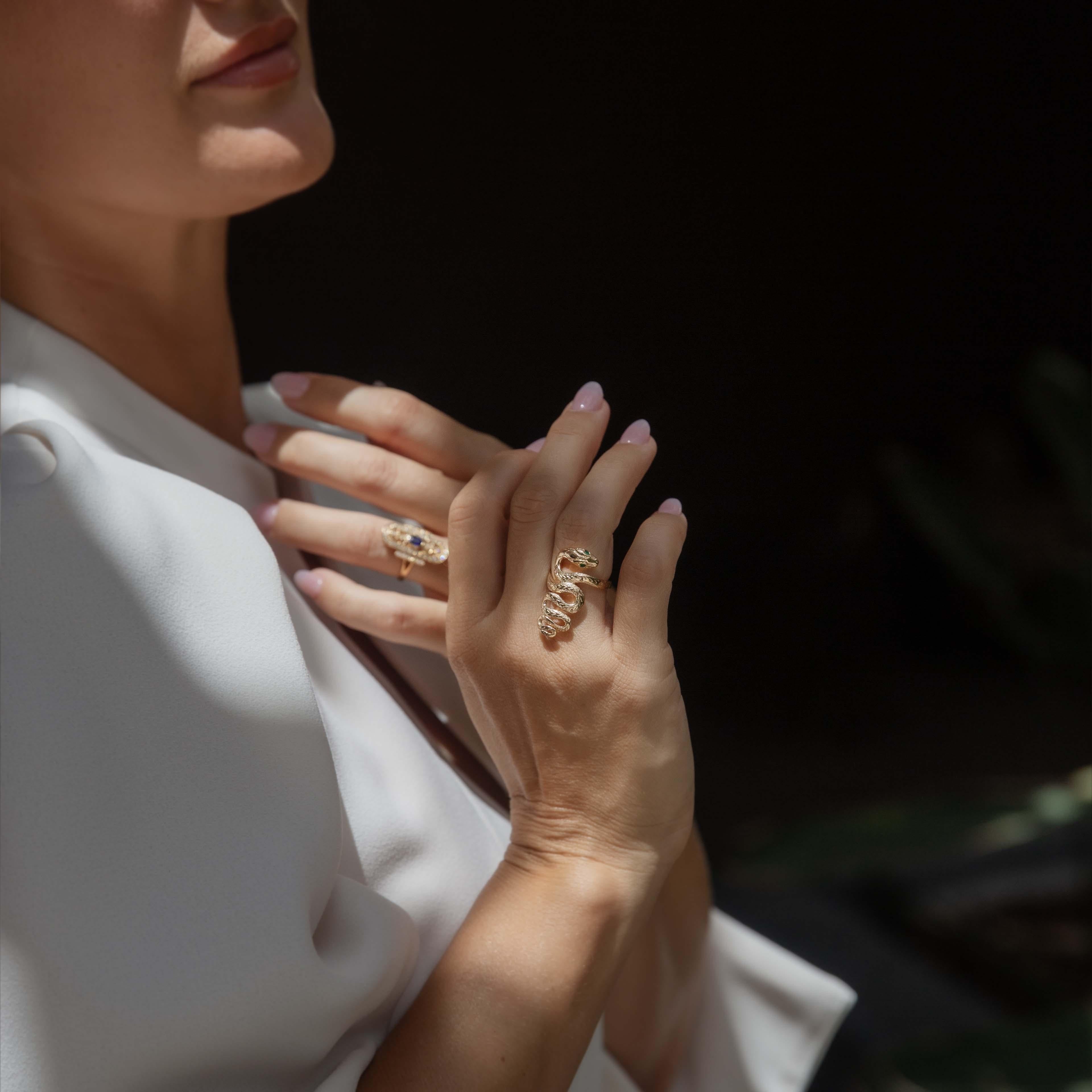 Anello contemporaneo con zaffiro e diamante di ispirazione Art Deco in oro giallo 18 carati in vendita 4