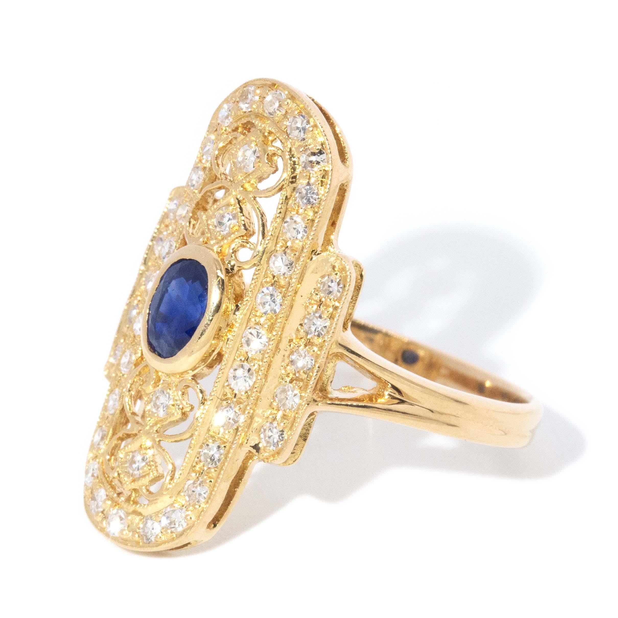 Contemporaneo Anello contemporaneo con zaffiro e diamante di ispirazione Art Deco in oro giallo 18 carati in vendita