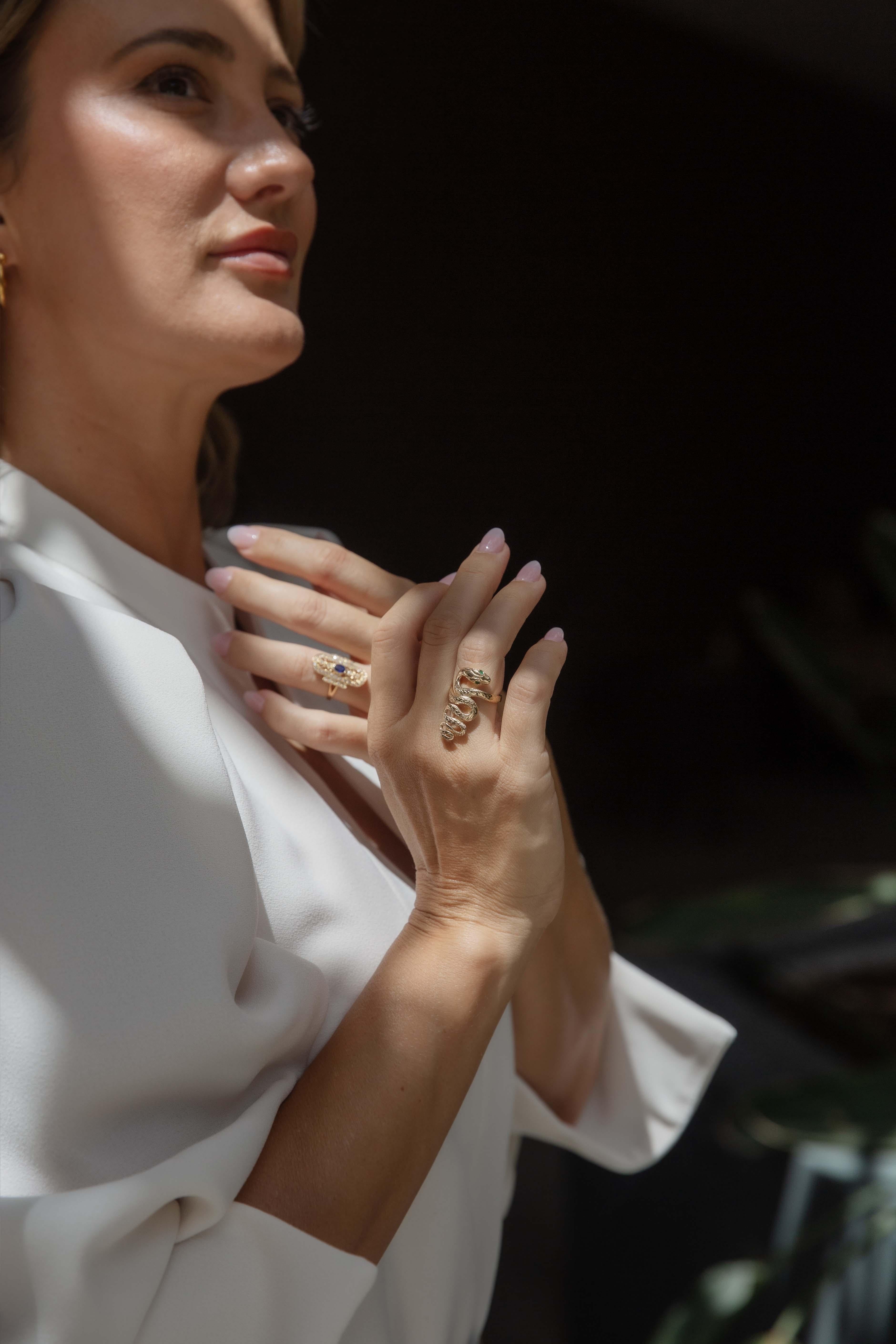Donna Anello contemporaneo con zaffiro e diamante di ispirazione Art Deco in oro giallo 18 carati in vendita