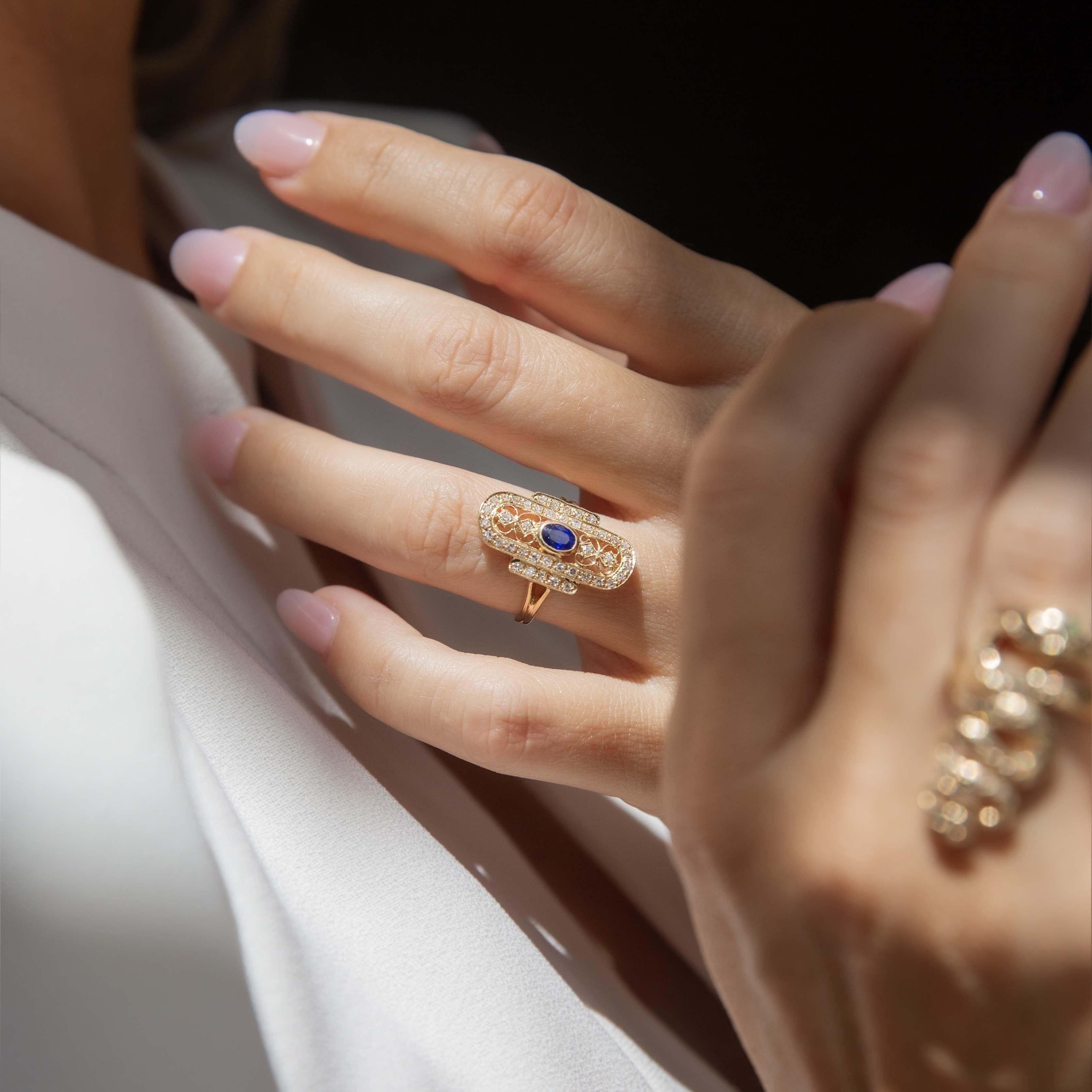 Anello contemporaneo con zaffiro e diamante di ispirazione Art Deco in oro giallo 18 carati in vendita 2