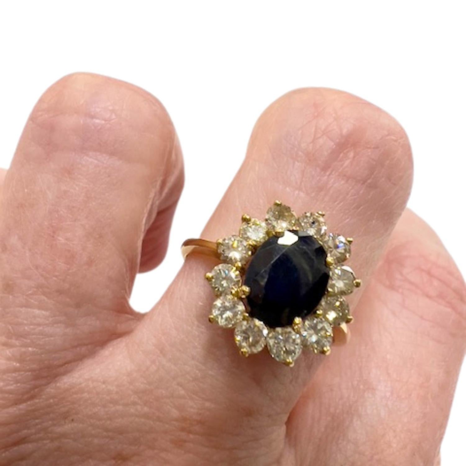 Taille ovale Bague contemporaine à saphir et diamant en vente
