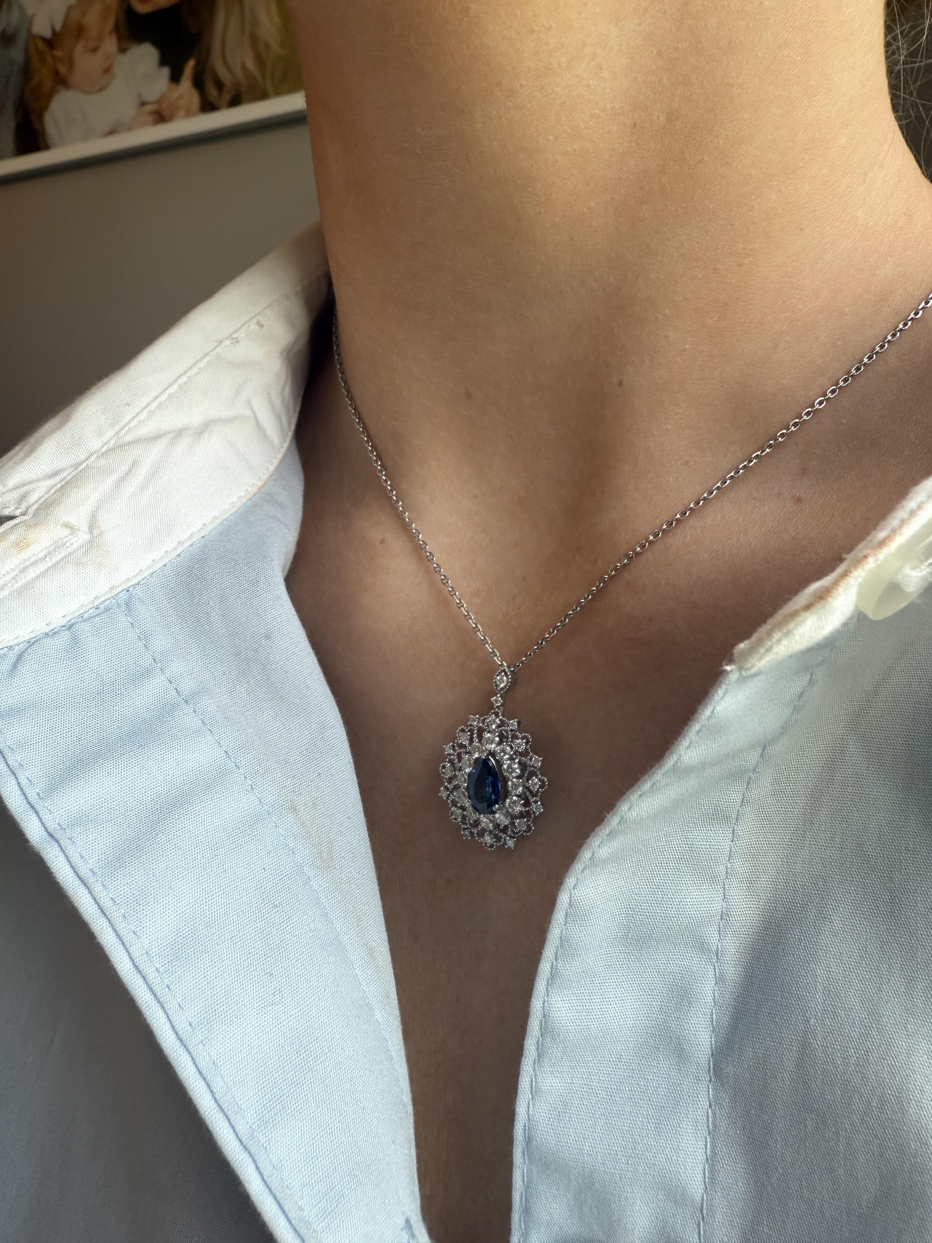 Nous adorons la beauté générale de ce collier !
Parfait pour la vie de tous les jours, love & wear !

Détails du collier
MATERIAL : Pendentif en platine / chaîne en or blanc 14K
Longueur de la chaîne : 20 pouces
Longueur de la chute du pendentif : 1