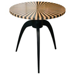 Table contemporaine en bois de citronnier avec pieds noirs