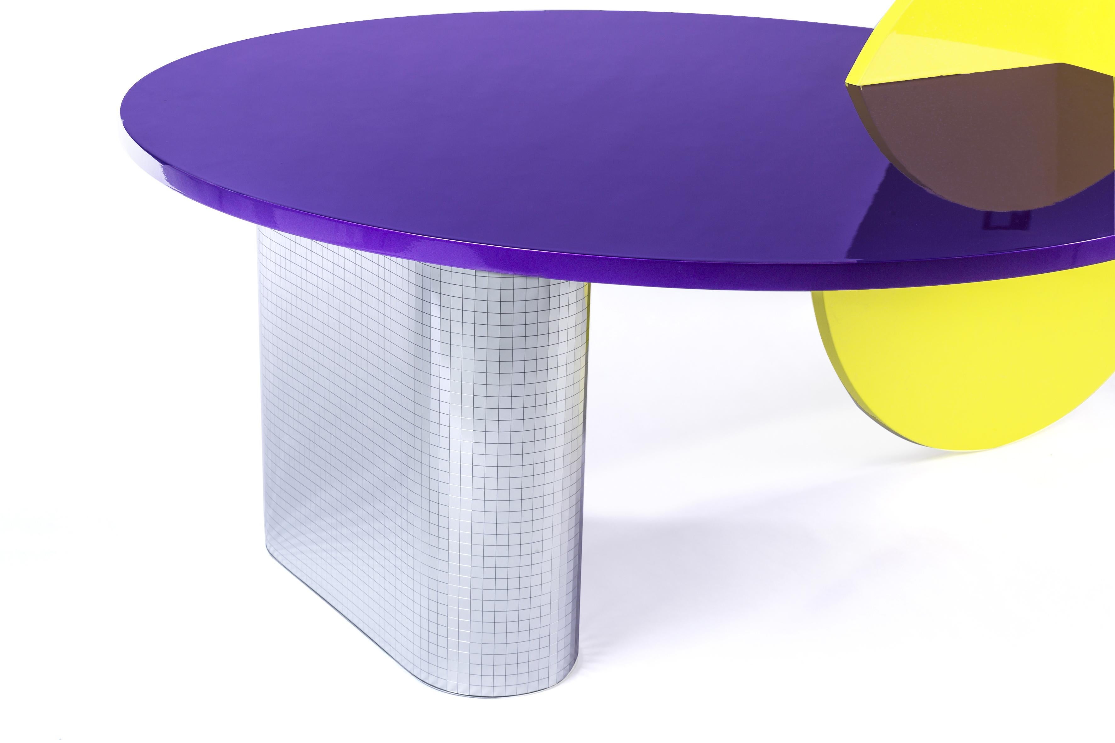 Dynamic coffee table with asymmetric shapes and sparkling finishings that recalls Saturn, the planet with rings, for a “spatial living room” or a “galactic” dehor.

Pricing excludes VAT.