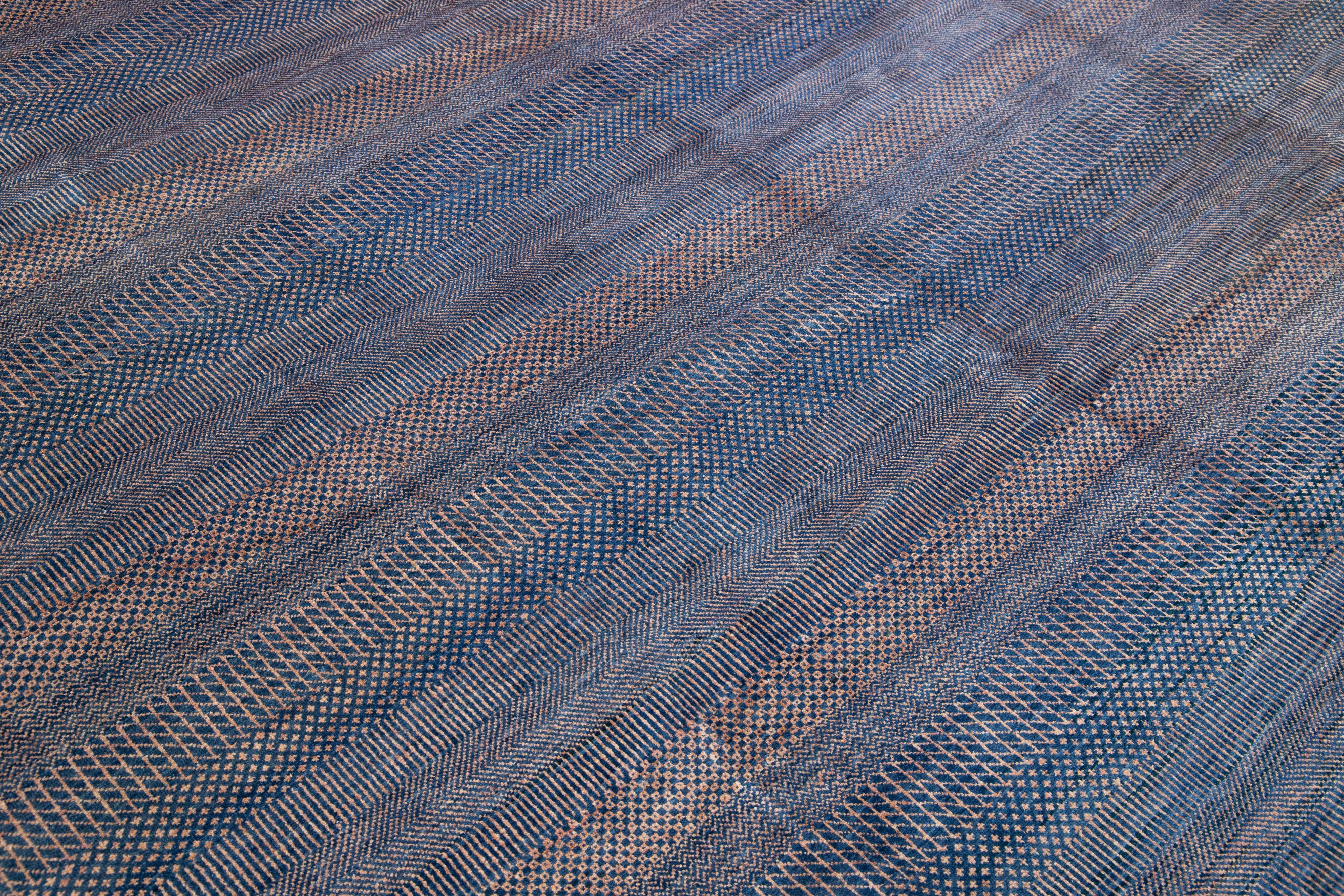 Tapis géométrique contemporain en laine Savannah, bleu en vente 2