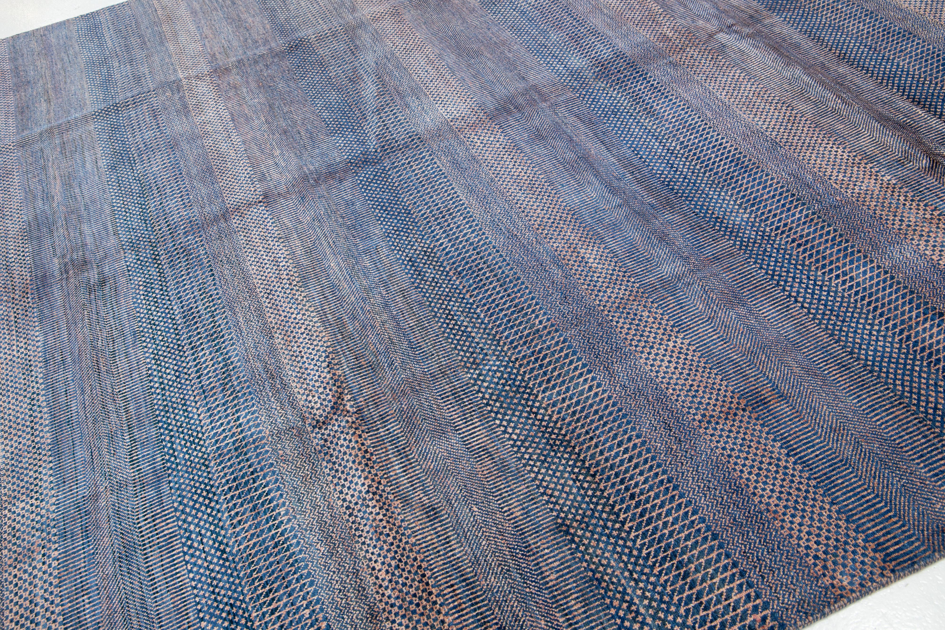 Indien Tapis géométrique contemporain en laine Savannah, bleu en vente
