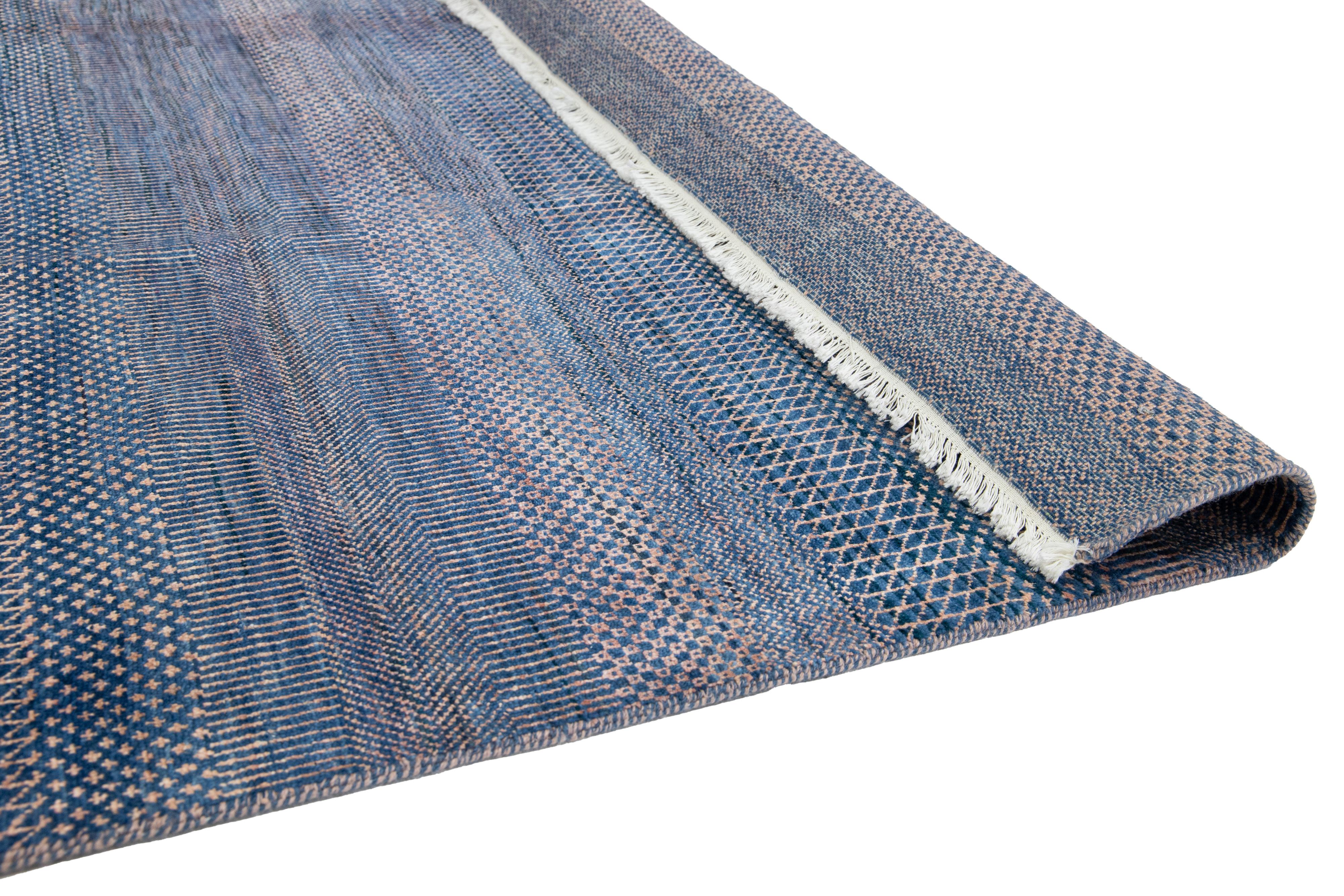 Noué à la main Tapis géométrique contemporain en laine Savannah, bleu en vente