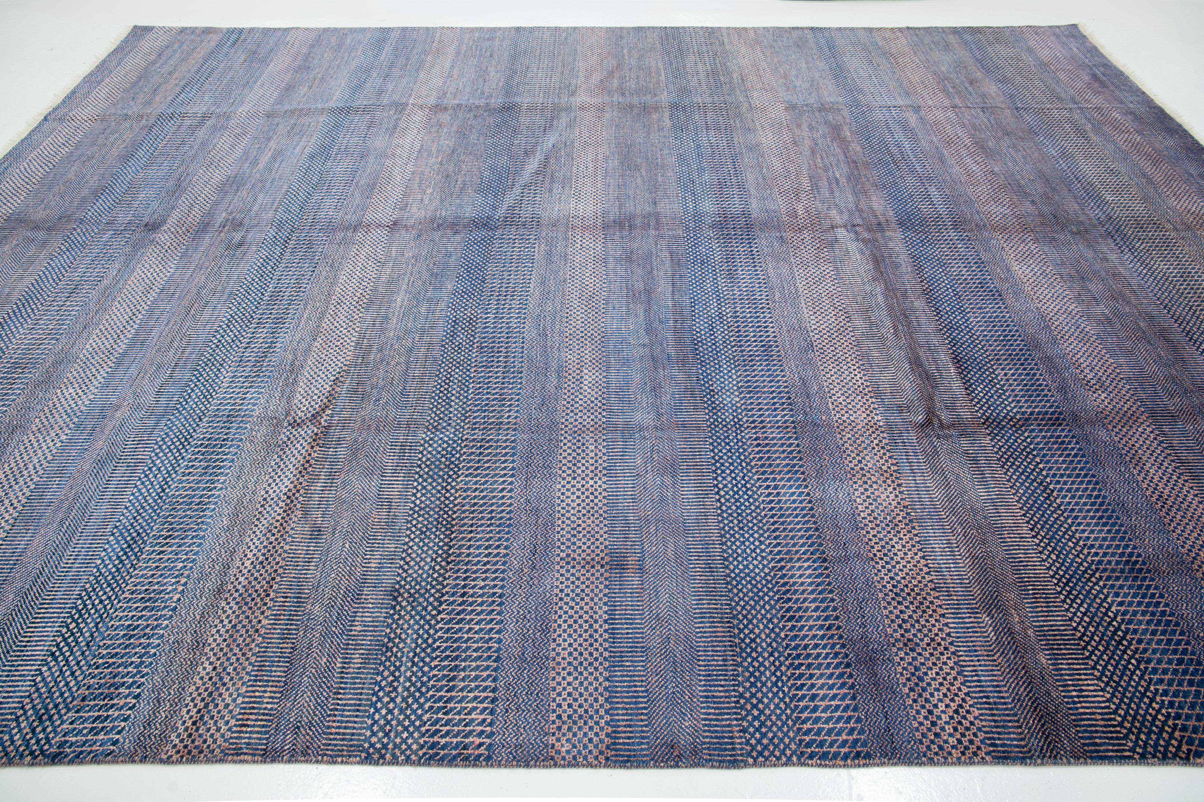 Tapis géométrique contemporain en laine Savannah, bleu Neuf - En vente à Norwalk, CT