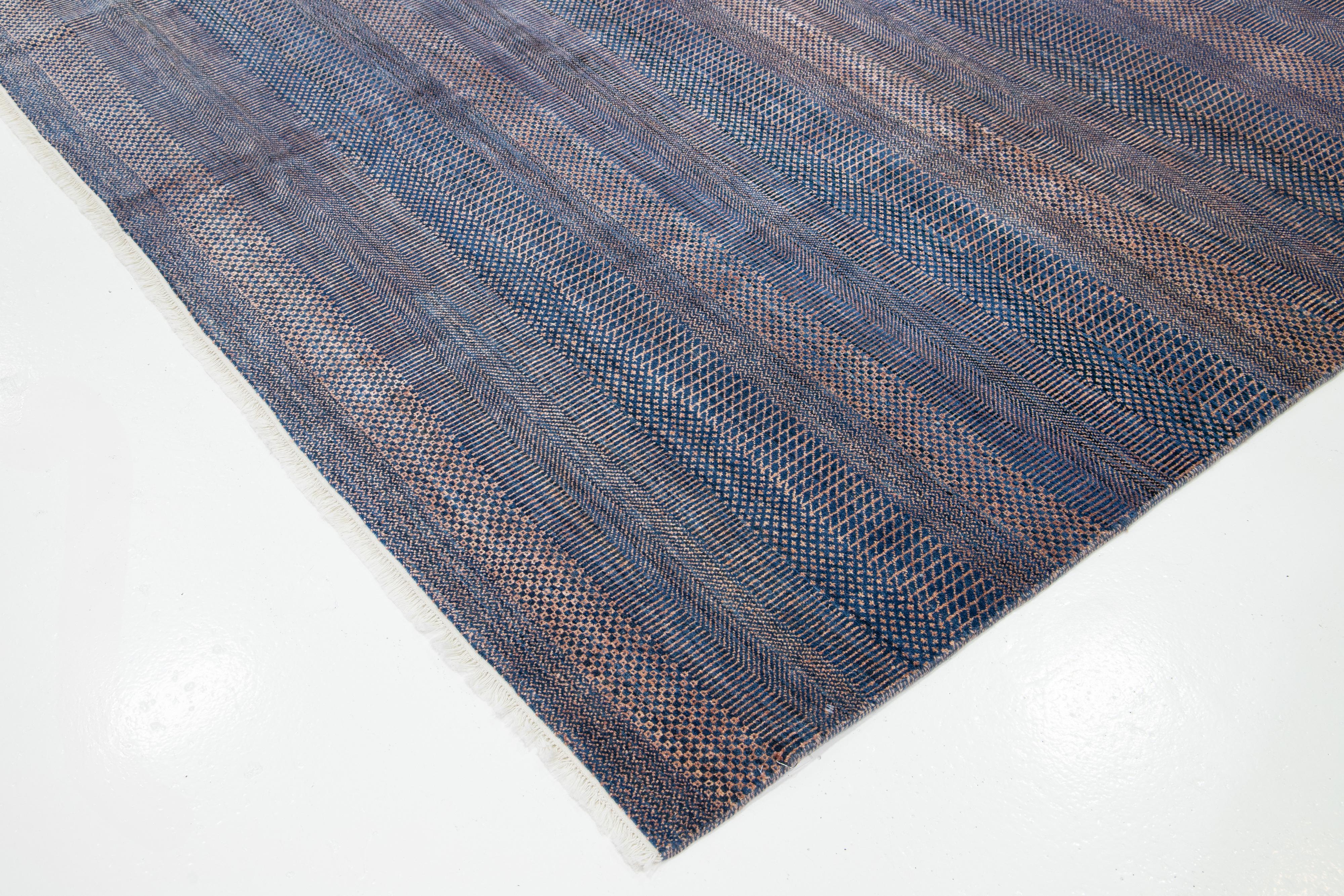 XXIe siècle et contemporain Tapis géométrique contemporain en laine Savannah, bleu en vente