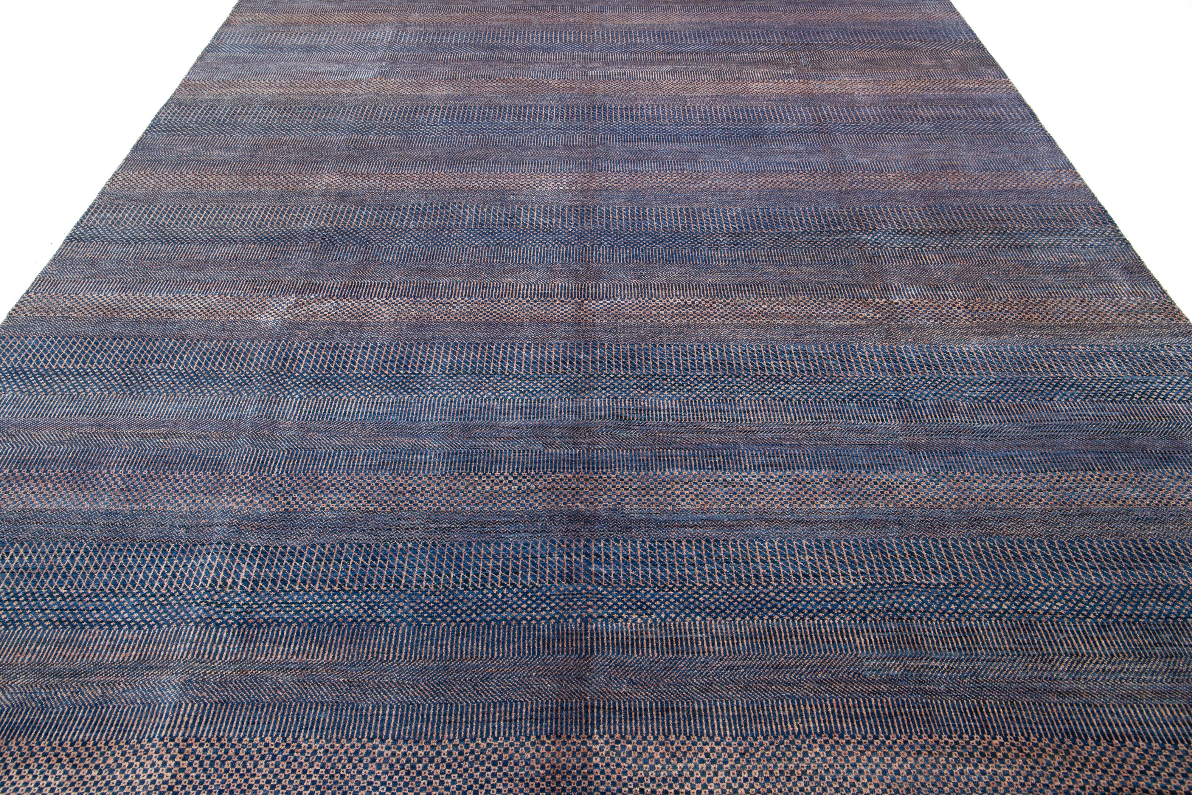 Tapis géométrique contemporain en laine Savannah, bleu en vente 1