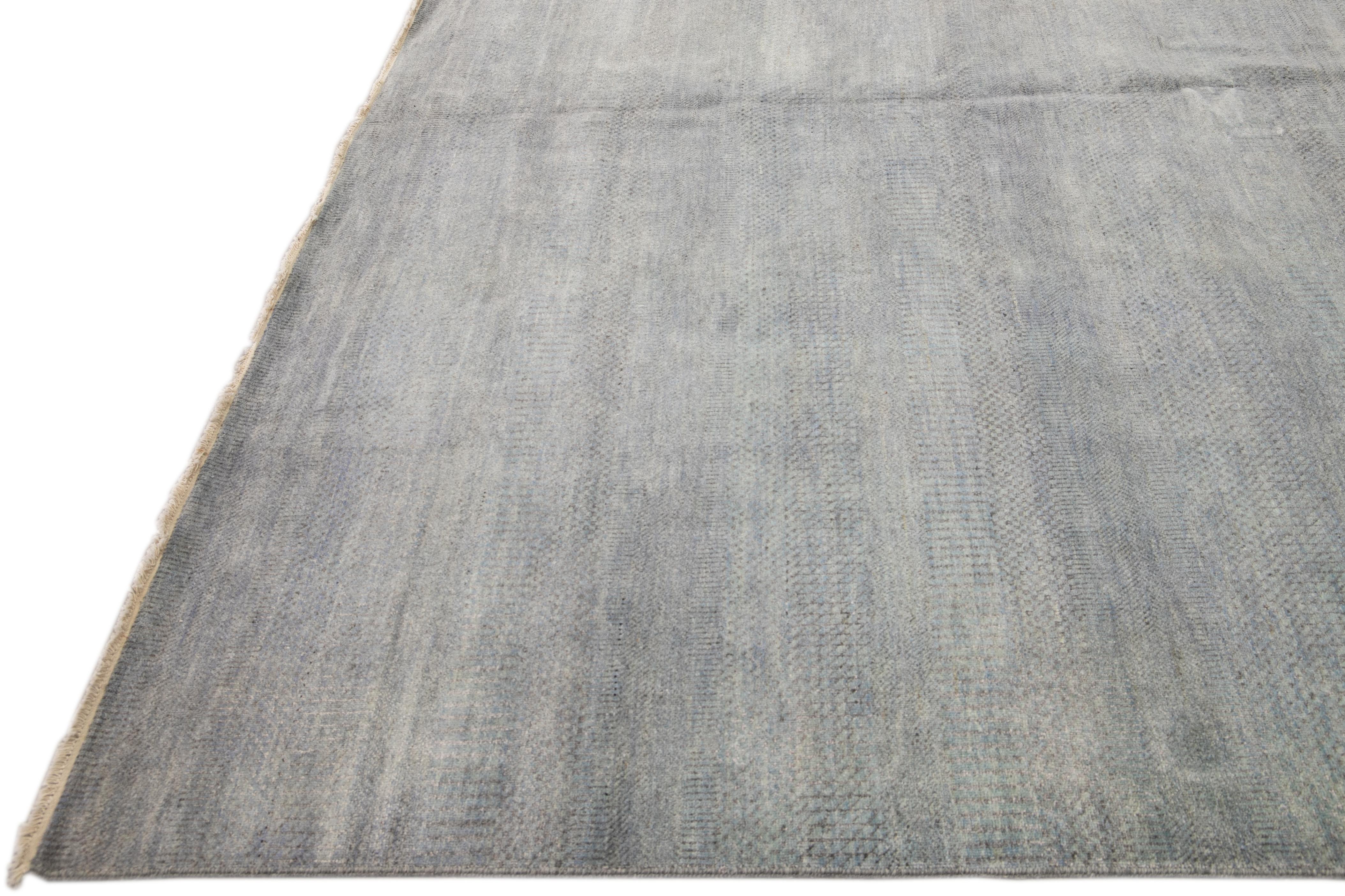 Zeitgenössischer Savannah handgefertigter blauer Oversize-Wollteppich mit massivem Muster (Indisch) im Angebot