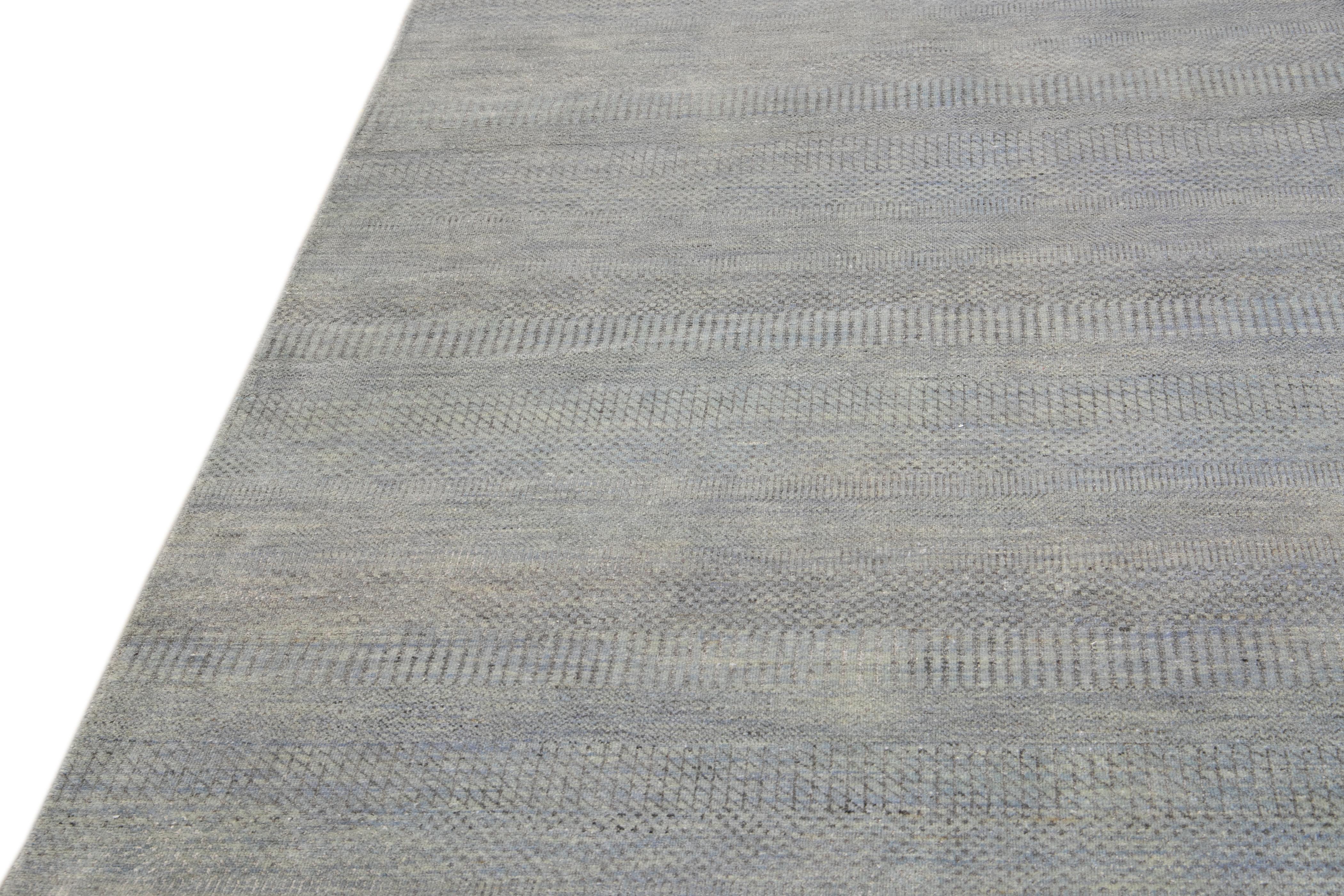 Zeitgenössischer Savannah handgefertigter blauer Oversize-Wollteppich mit massivem Muster im Angebot 1