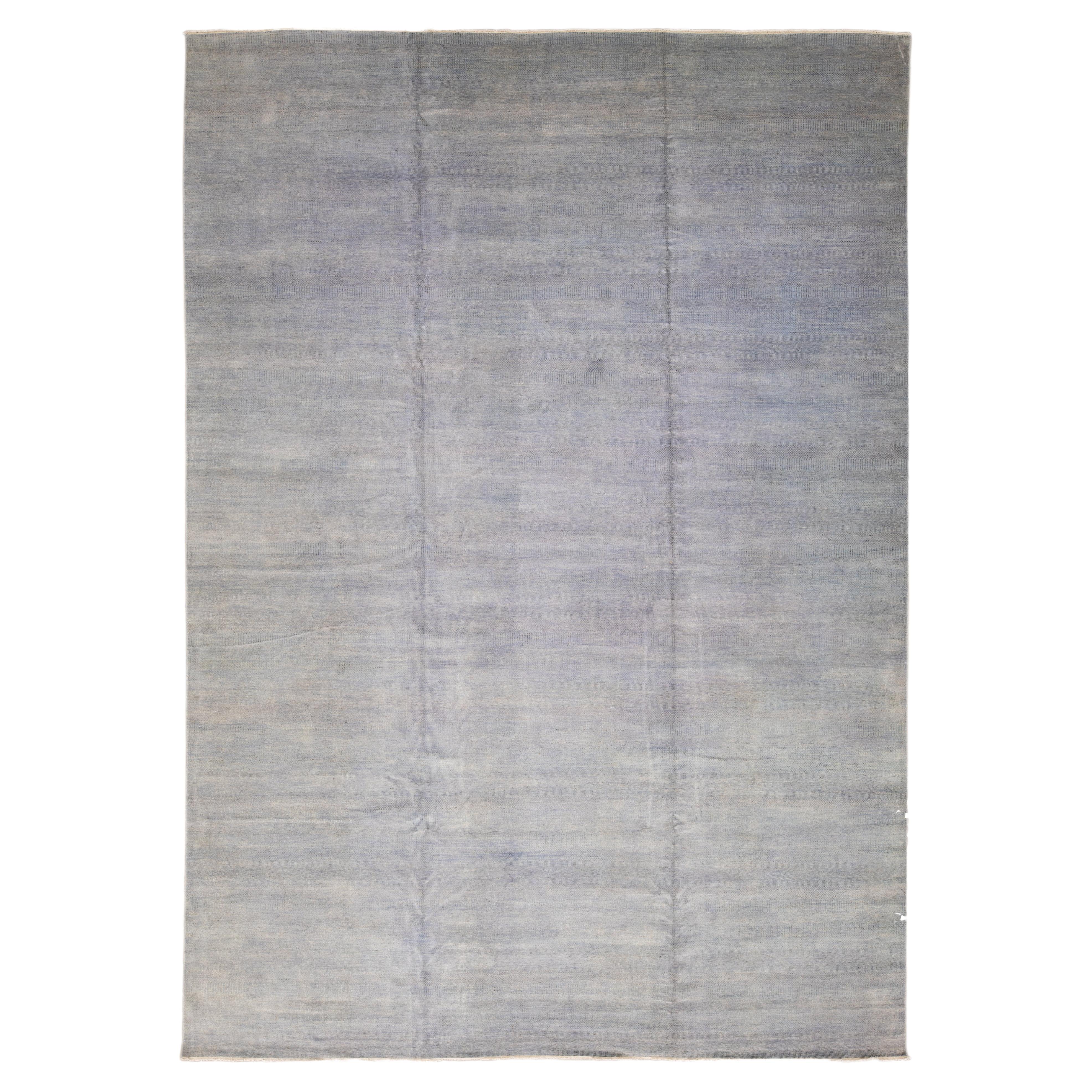 Tapis contemporain Savannah en laine bleu à motif massif fait à la main surdimensionné