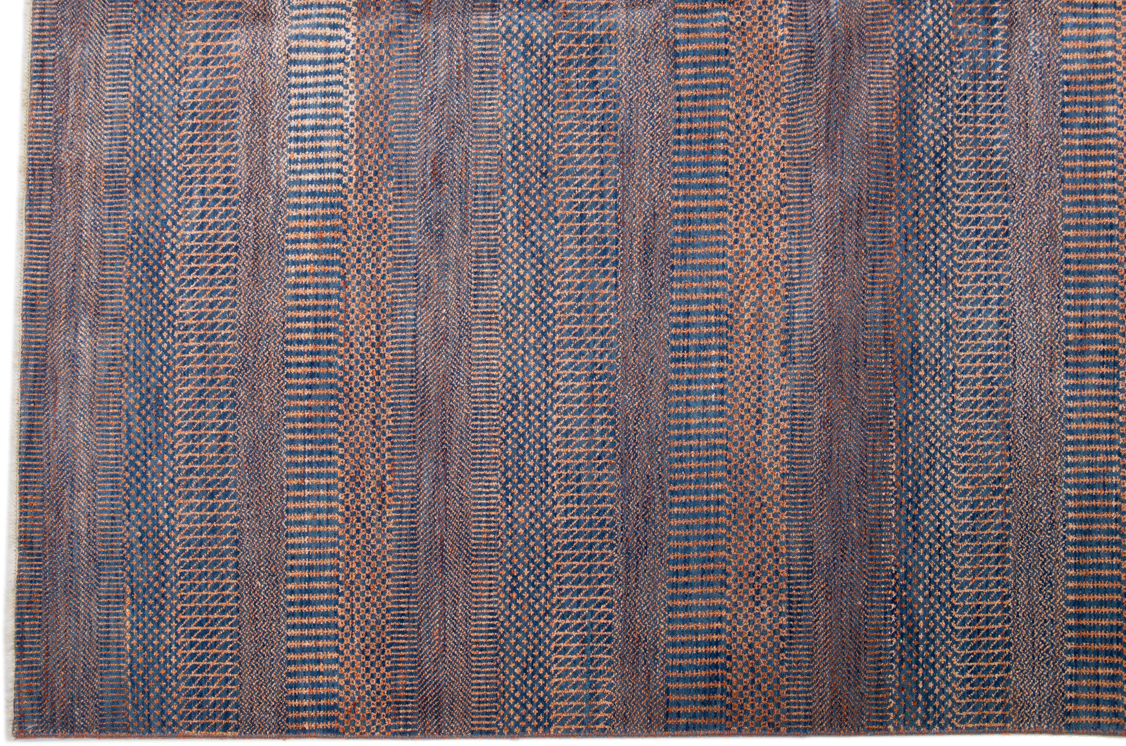 Zeitgenössischer Savannah-Wollteppich mit geometrischem Motiv in Orange und Blau (Handgeknüpft) im Angebot