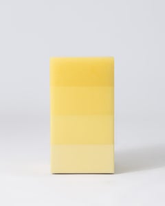 Mesa auxiliar / taburete de resina epoxi a escala contemporánea en amarillo by Facture