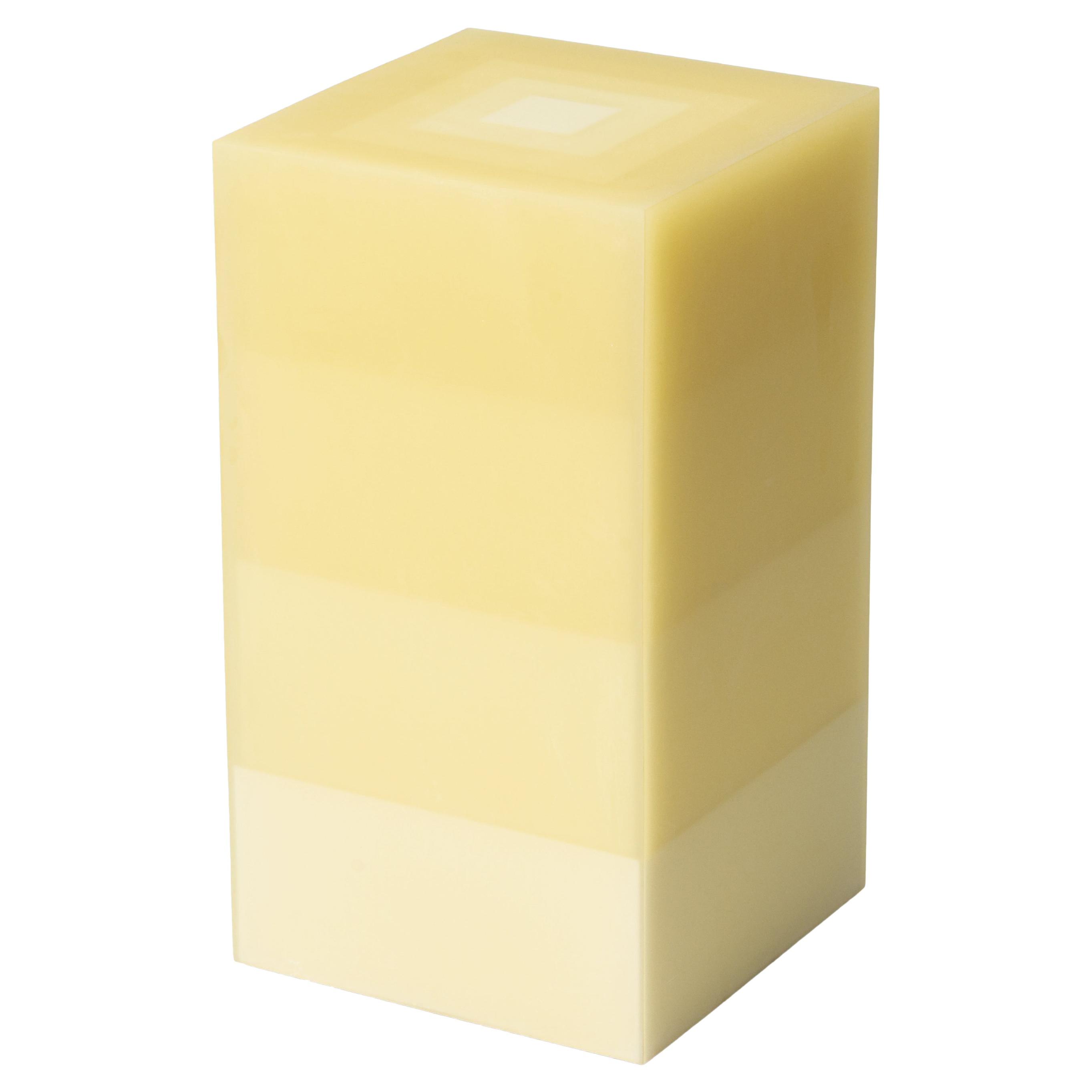 Mesa auxiliar / taburete de resina epoxi a escala contemporánea en amarillo by Facture