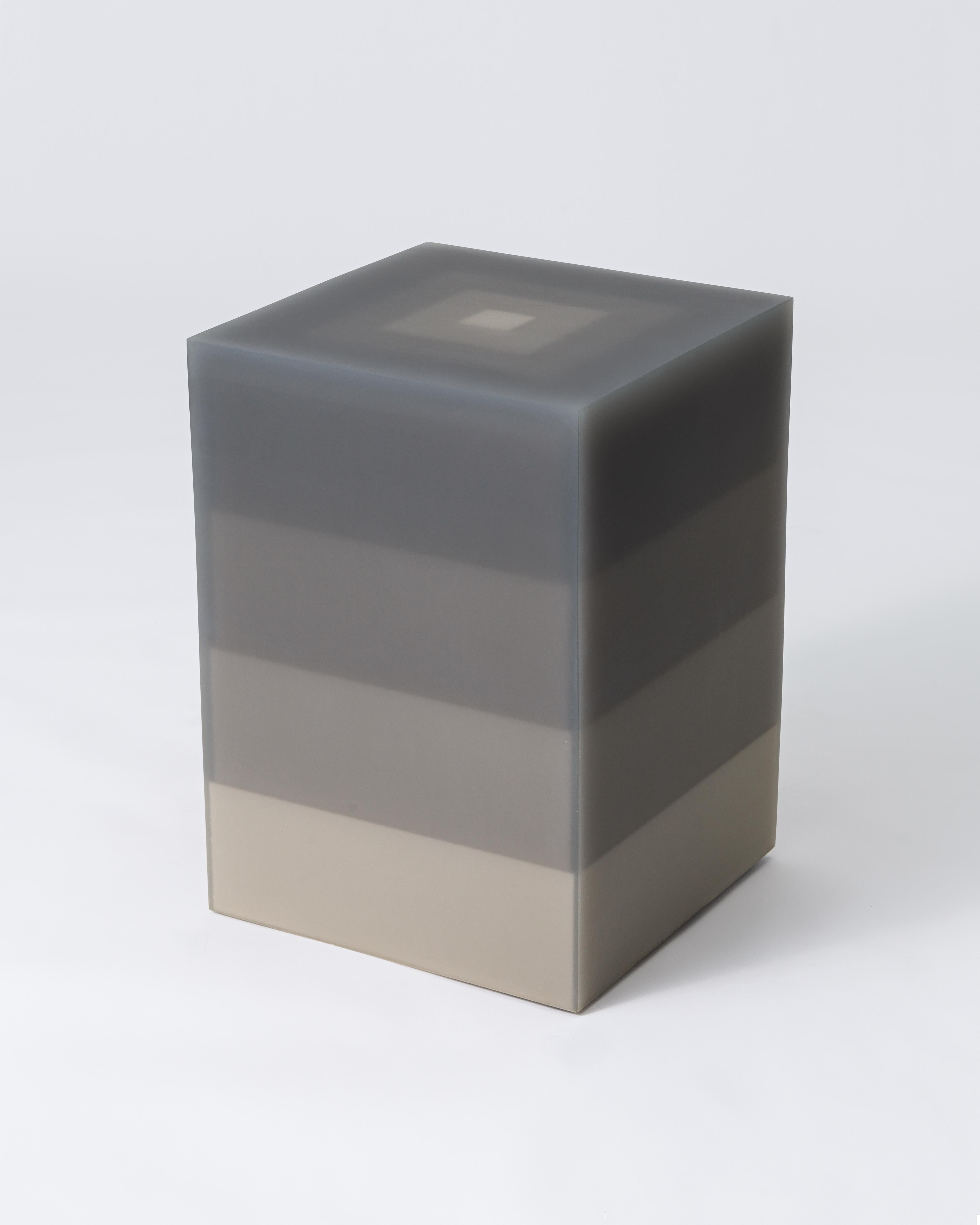 Representado por la Fábrica Tuleste

Este taburete/mesa auxiliar presenta cuatro capas de transición de un gris claro a oscuro sobre un núcleo de madera blanca escalonada. Las facetas interiores y exteriores están lijadas hasta conseguir un acabado