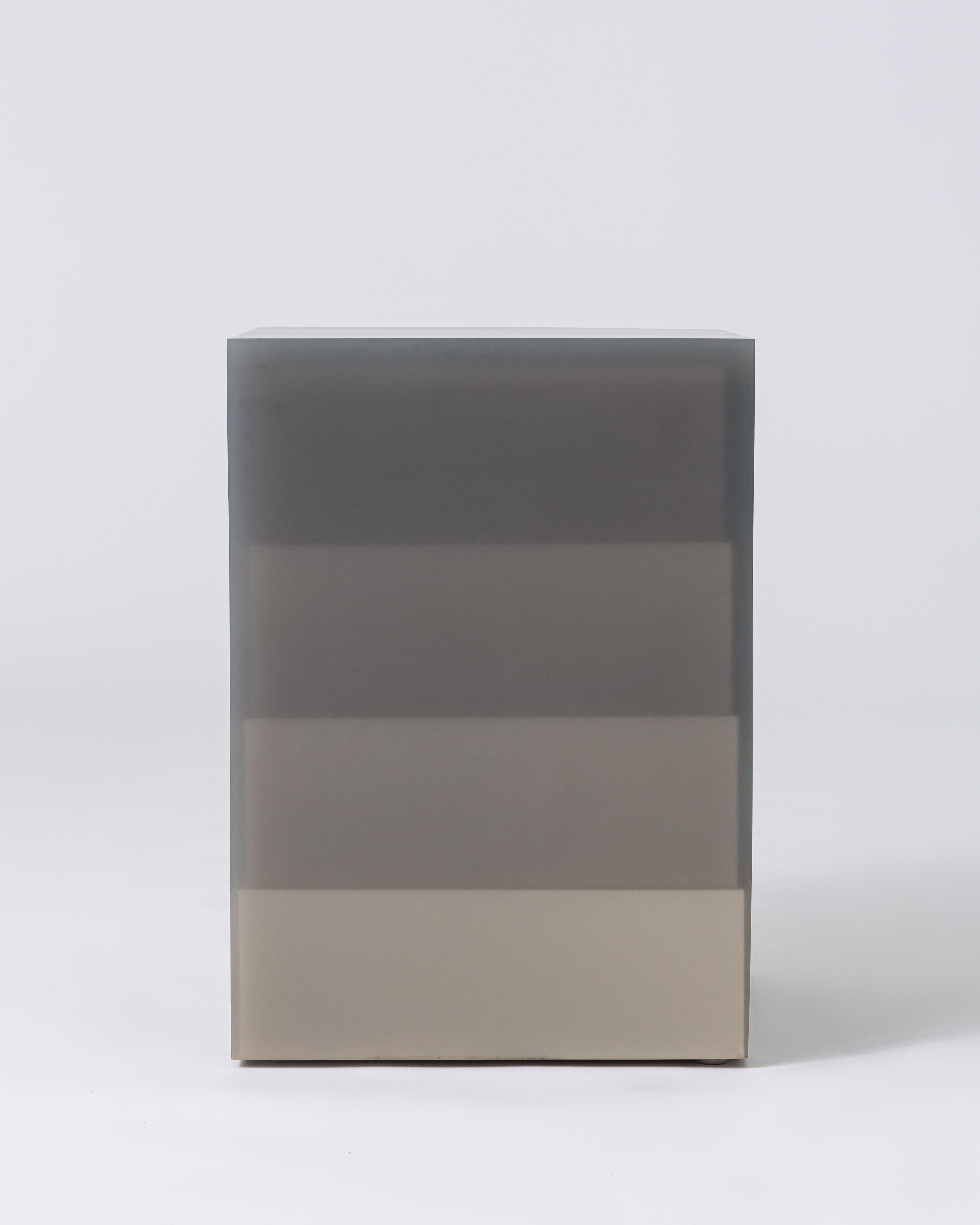 Mesa auxiliar / taburete de resina piramidal a escala contemporánea en gris degradado by Facture Estadounidense en venta