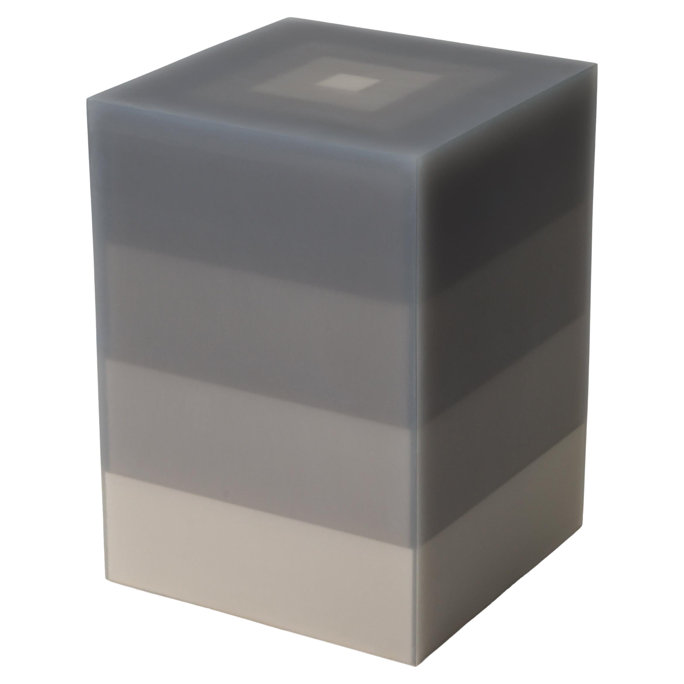 Mesa auxiliar / taburete de resina piramidal a escala contemporánea en gris degradado by Facture en venta