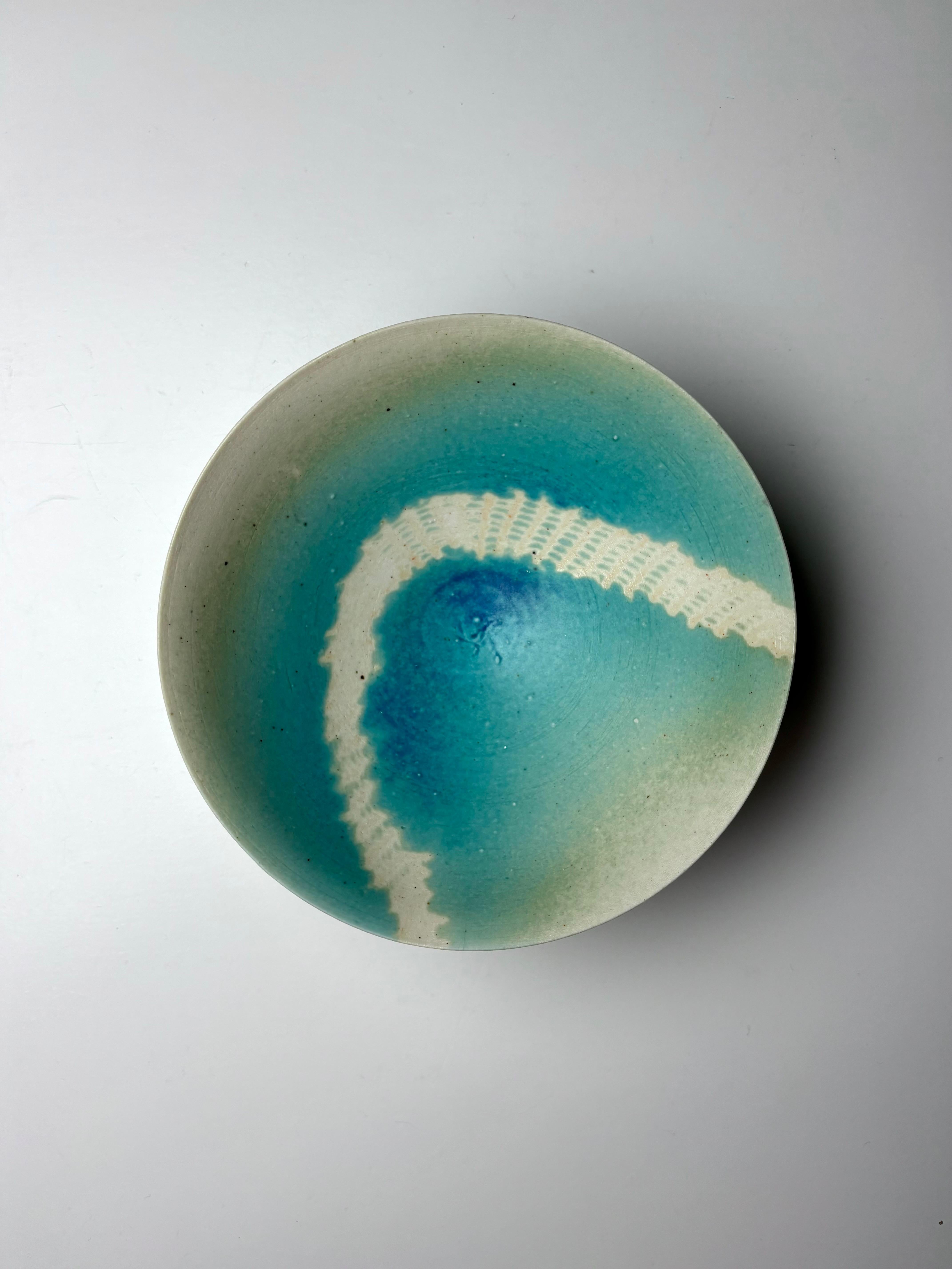 Danois Bol scandinave contemporain en céramique Aqua Bowl en vente