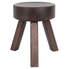 Petit tabouret scandinave contemporain en pin foncé massif AML de conception scandinave