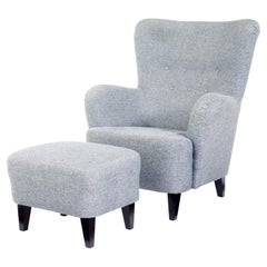 Fauteuil contemporain de style scandinave avec tabouret